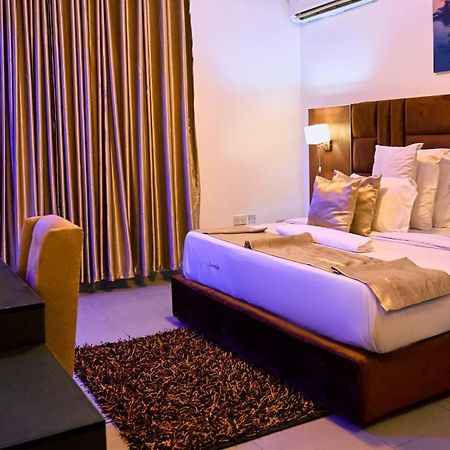 Crownedge Hotels Ikeja Buitenkant foto