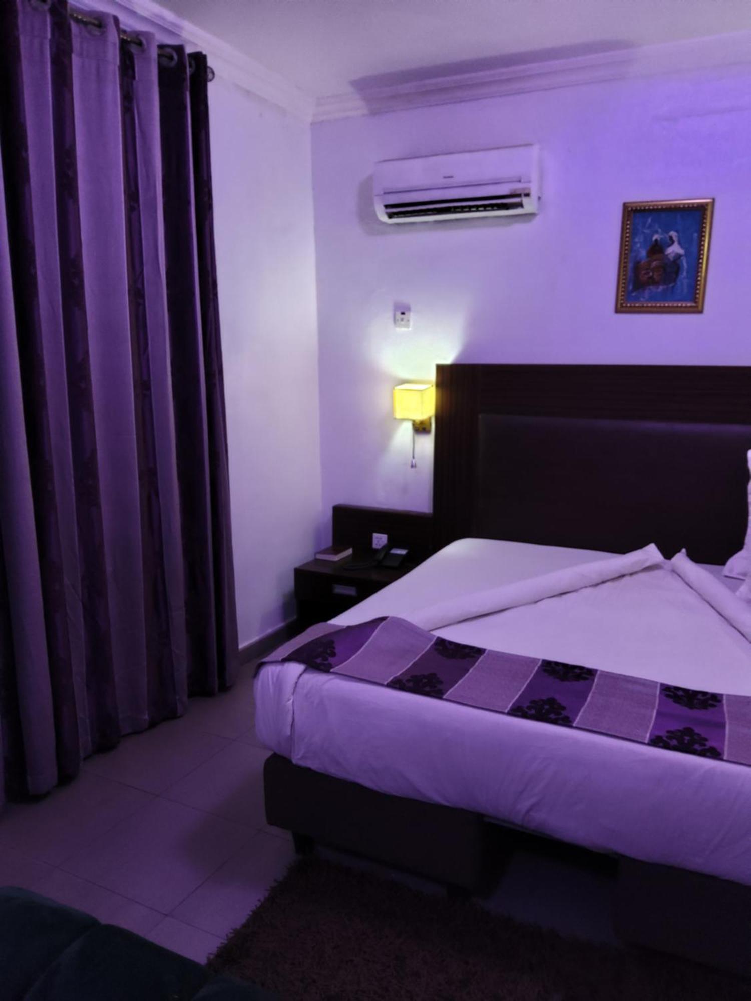 Crownedge Hotels Ikeja Buitenkant foto