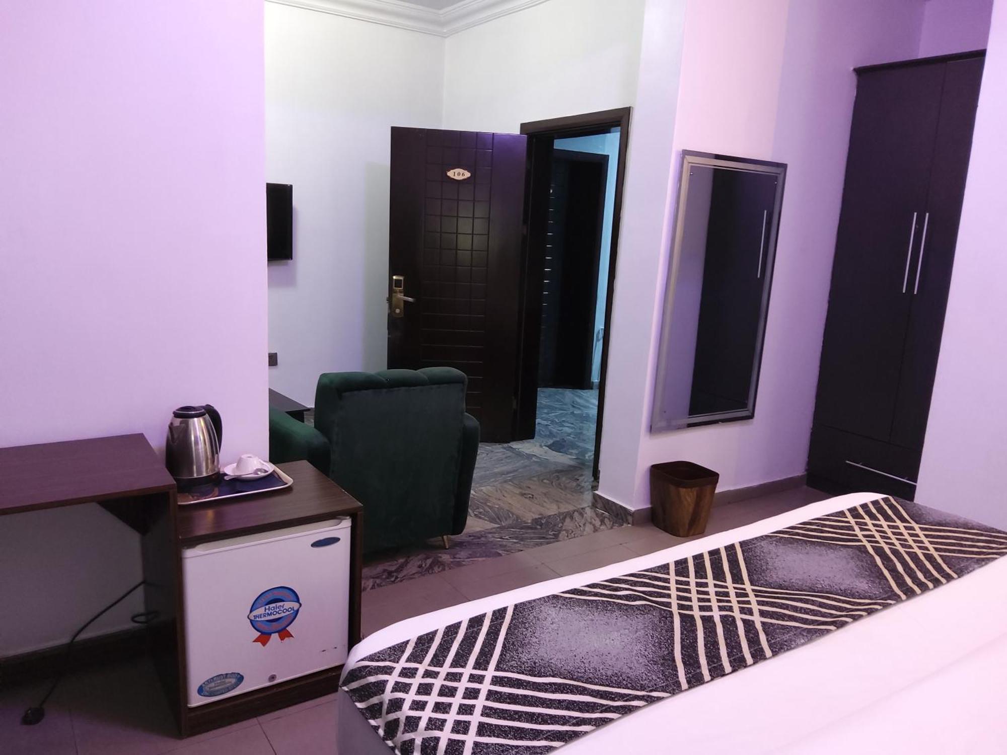 Crownedge Hotels Ikeja Buitenkant foto