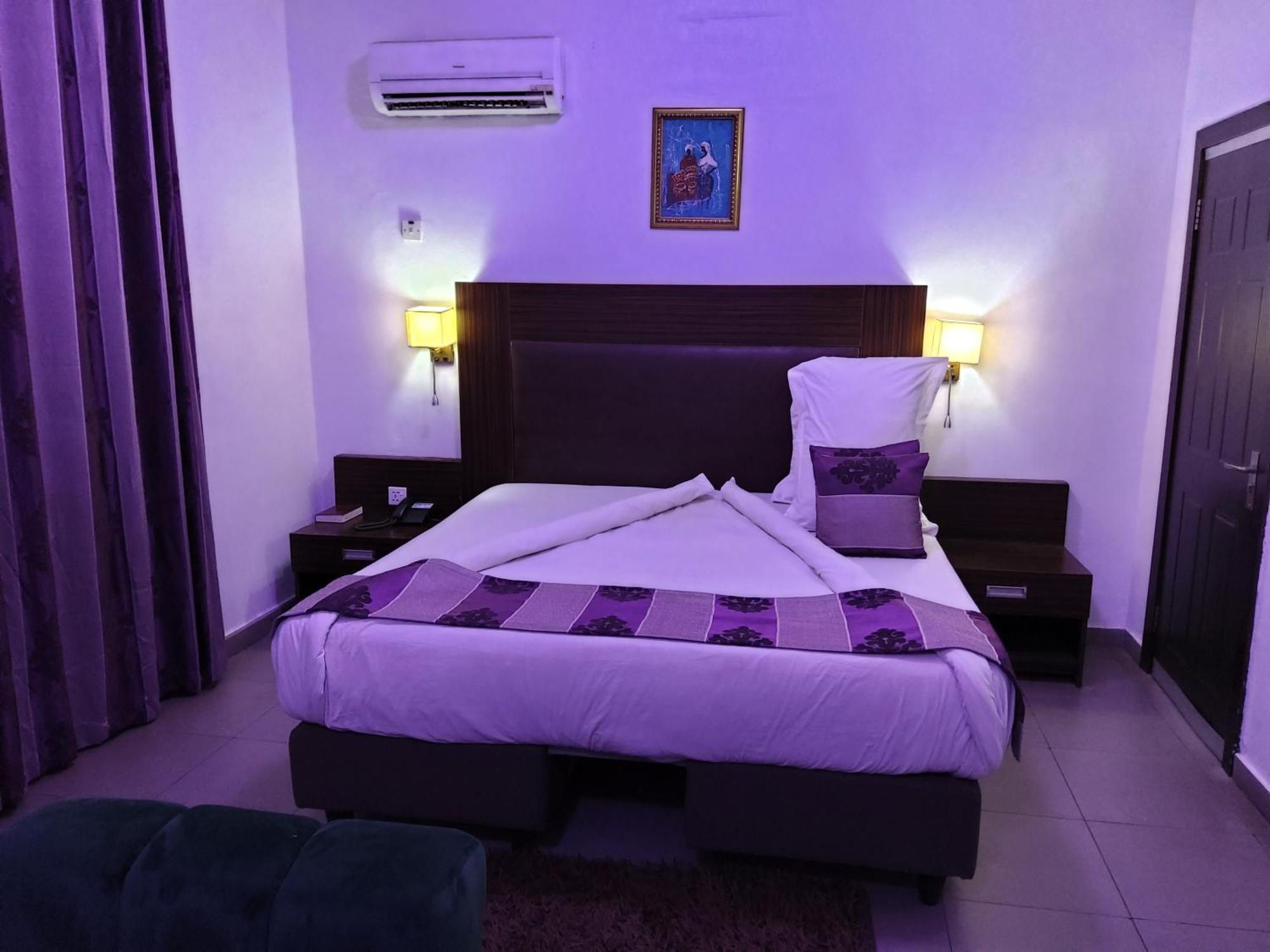 Crownedge Hotels Ikeja Buitenkant foto