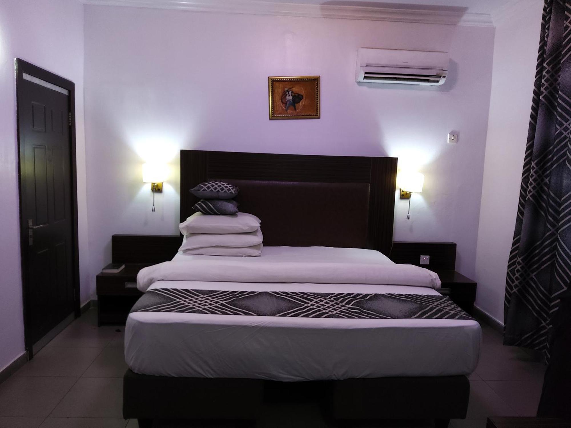 Crownedge Hotels Ikeja Buitenkant foto