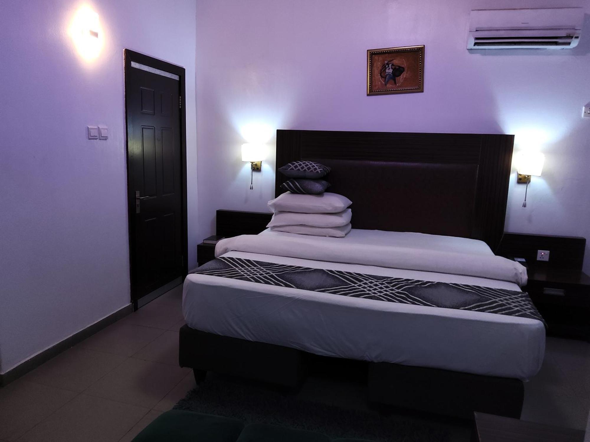 Crownedge Hotels Ikeja Buitenkant foto