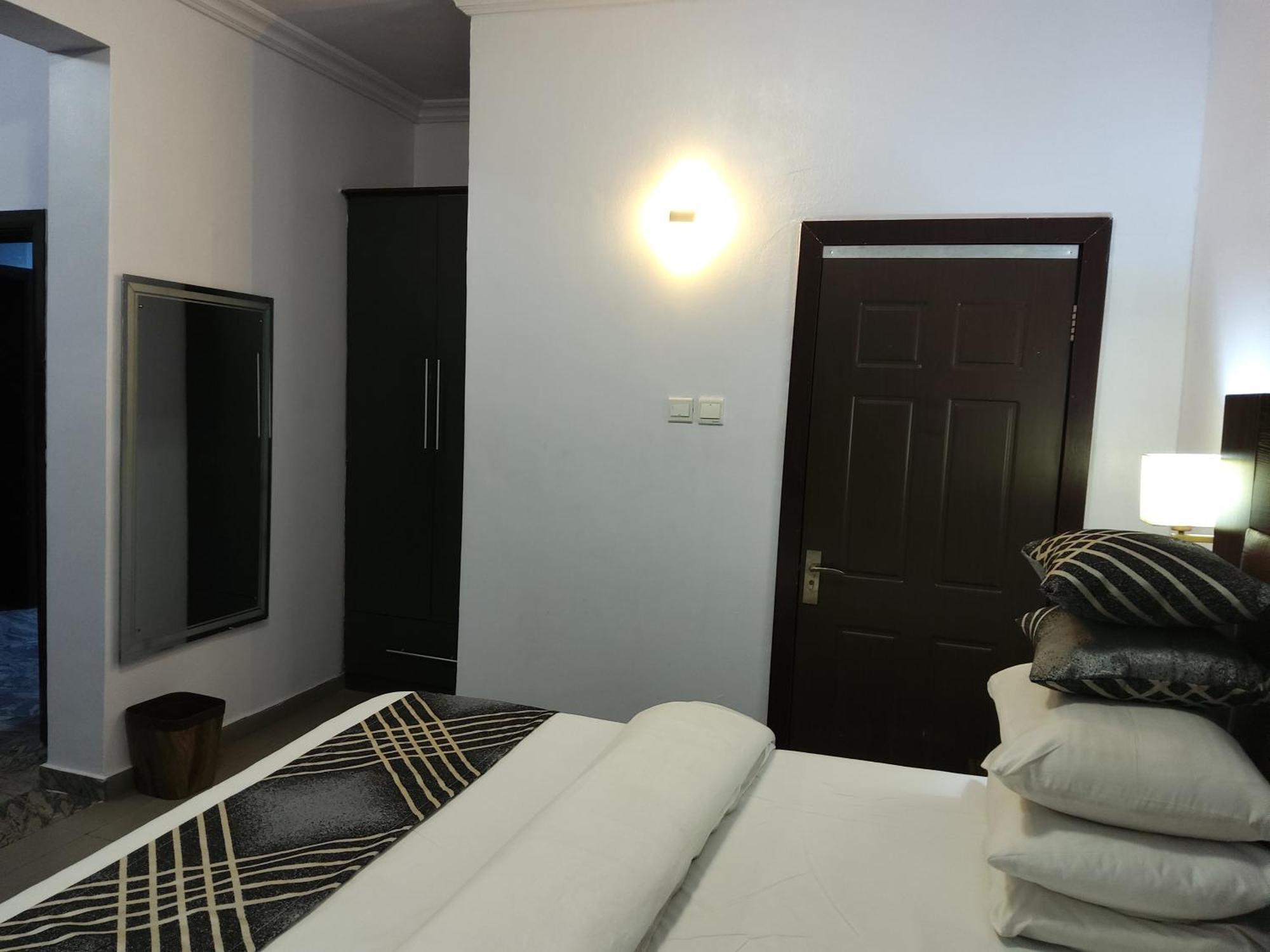 Crownedge Hotels Ikeja Buitenkant foto