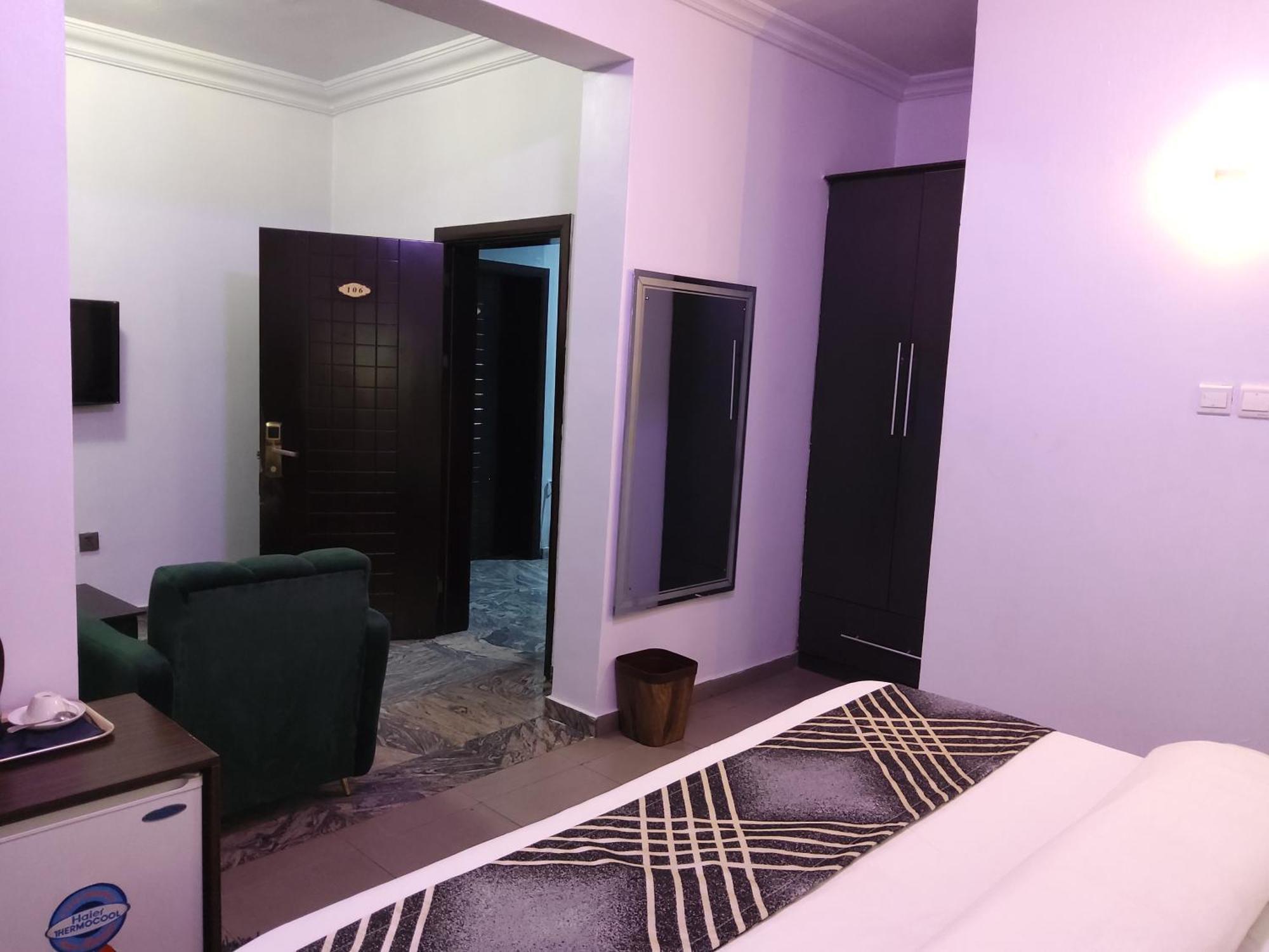 Crownedge Hotels Ikeja Buitenkant foto