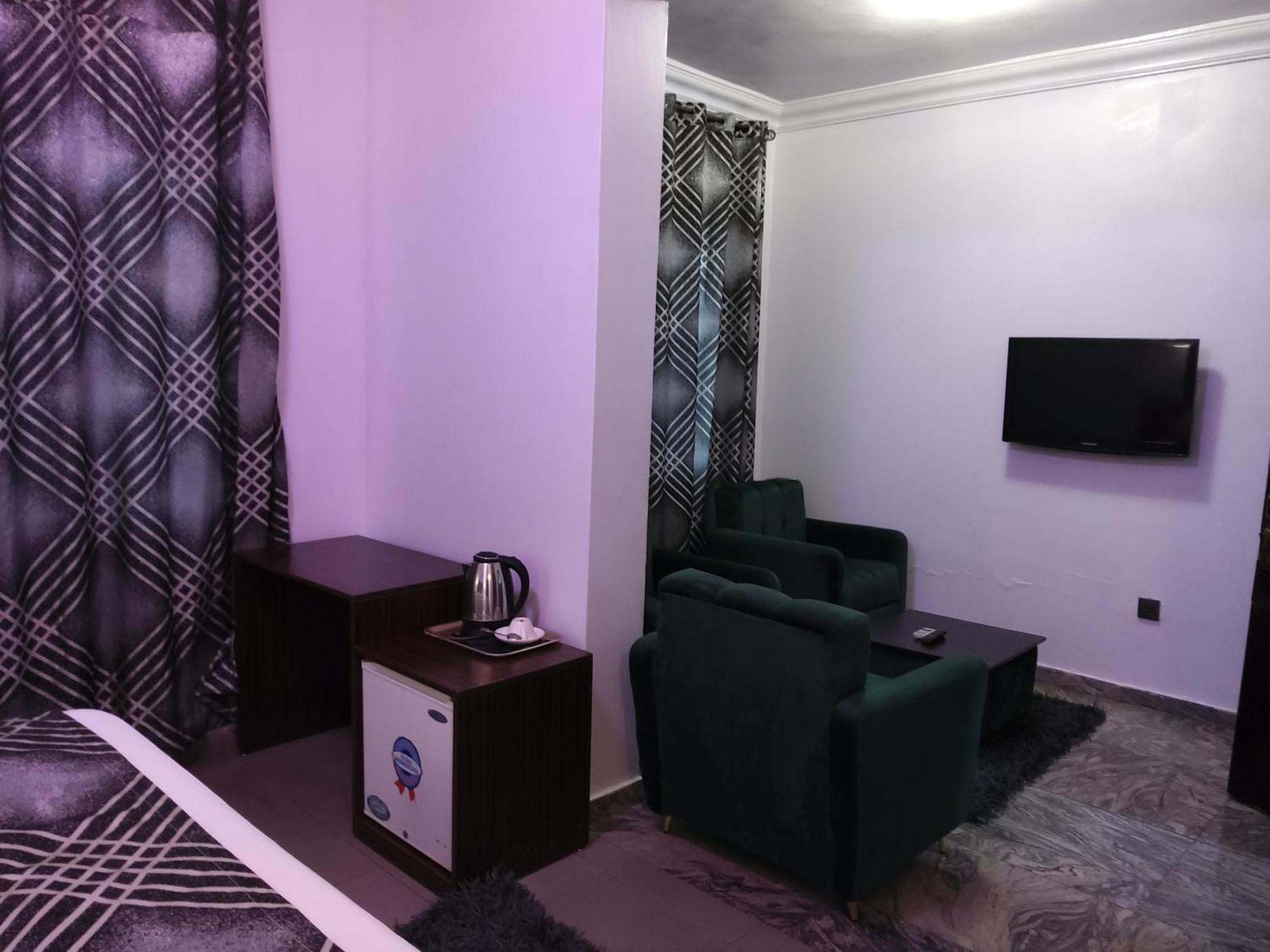 Crownedge Hotels Ikeja Buitenkant foto