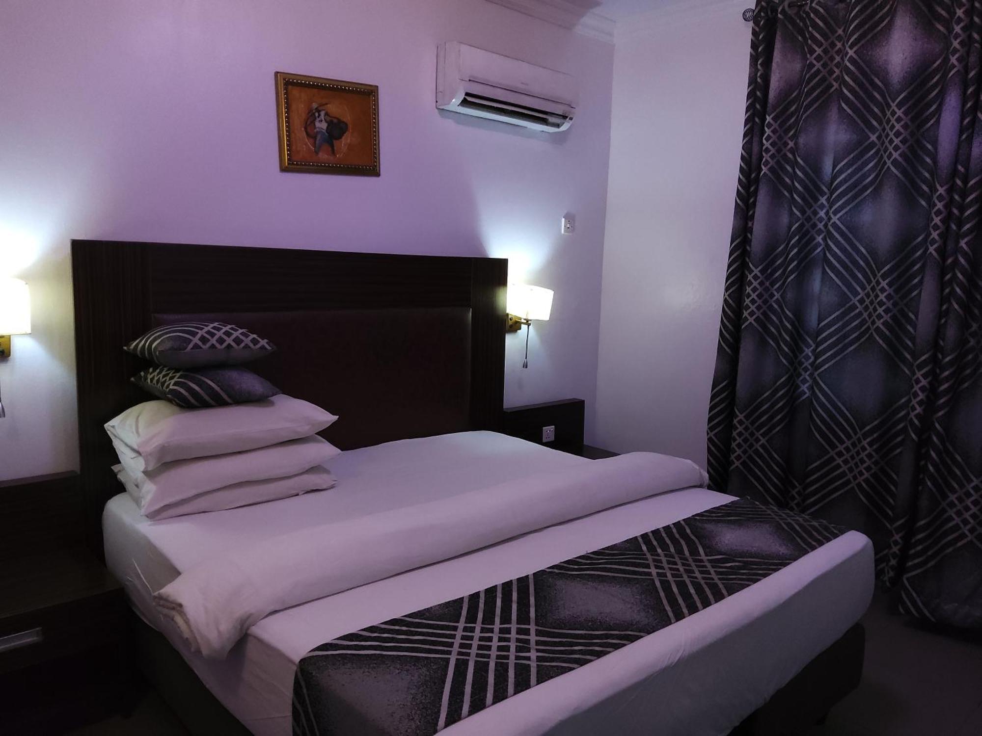 Crownedge Hotels Ikeja Buitenkant foto