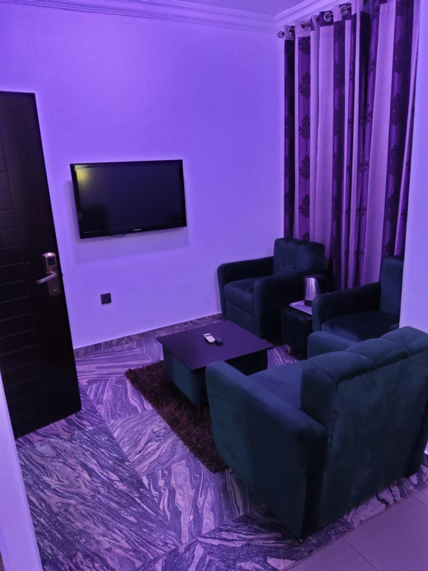 Crownedge Hotels Ikeja Buitenkant foto