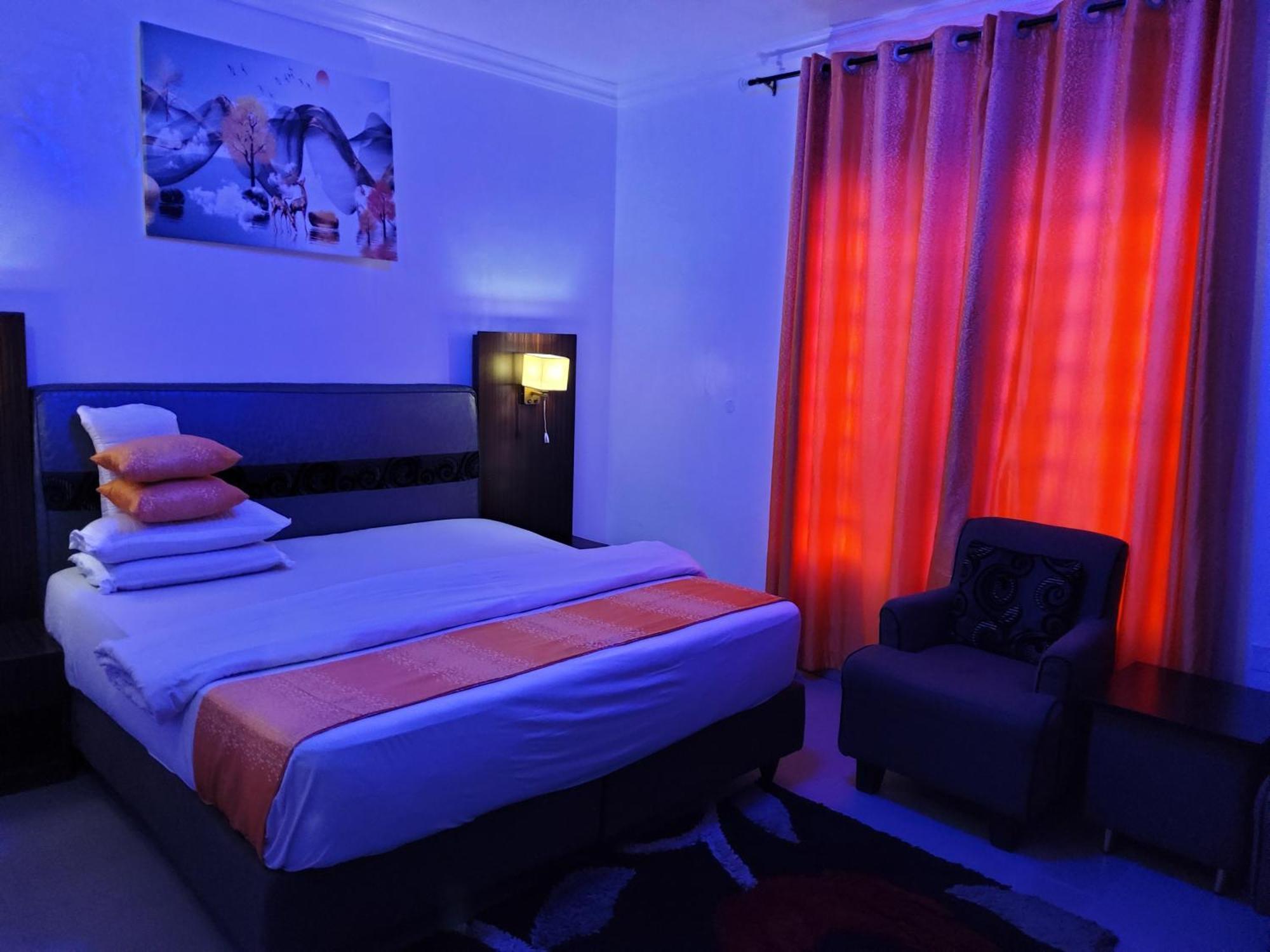 Crownedge Hotels Ikeja Buitenkant foto