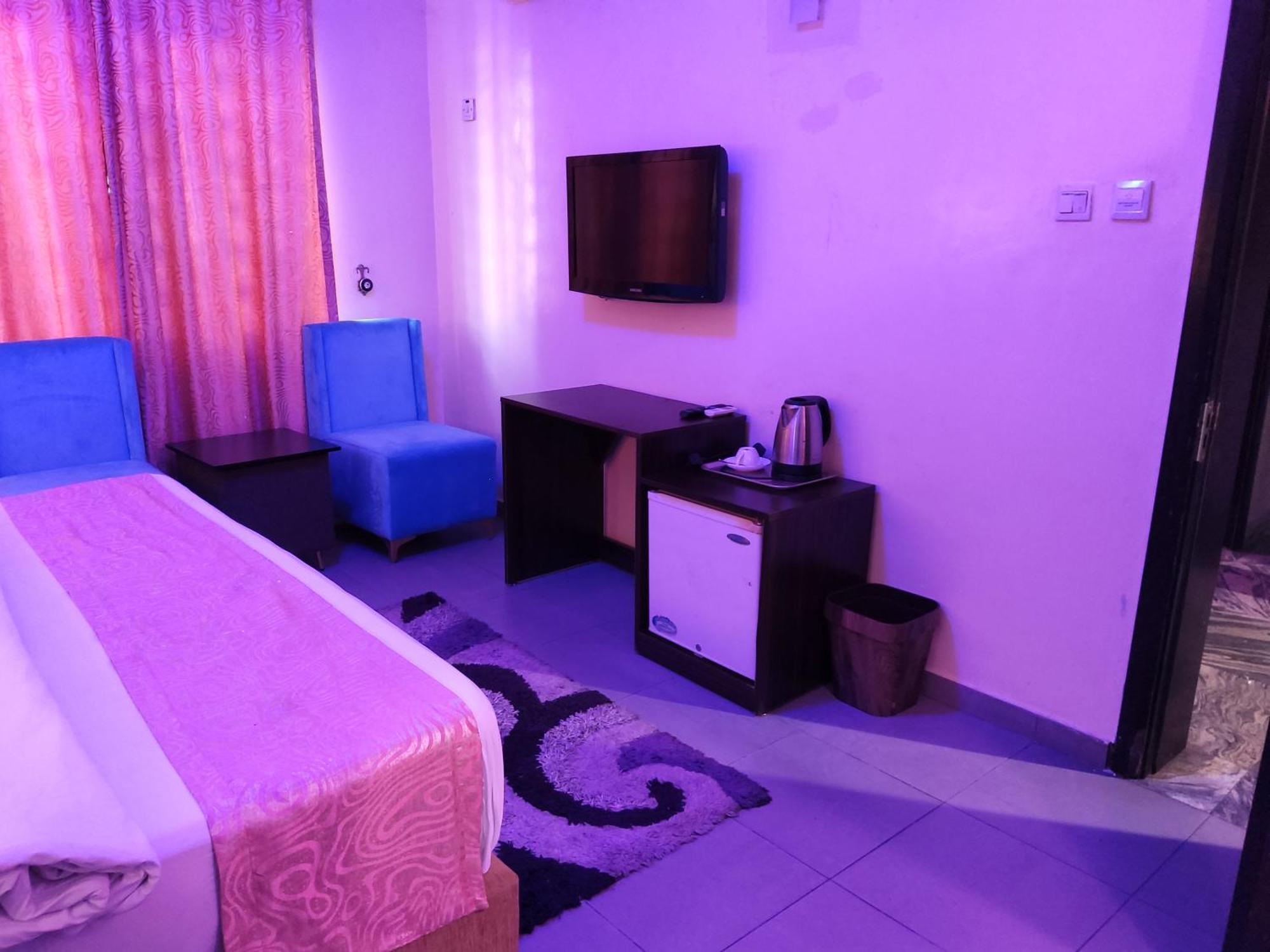 Crownedge Hotels Ikeja Buitenkant foto