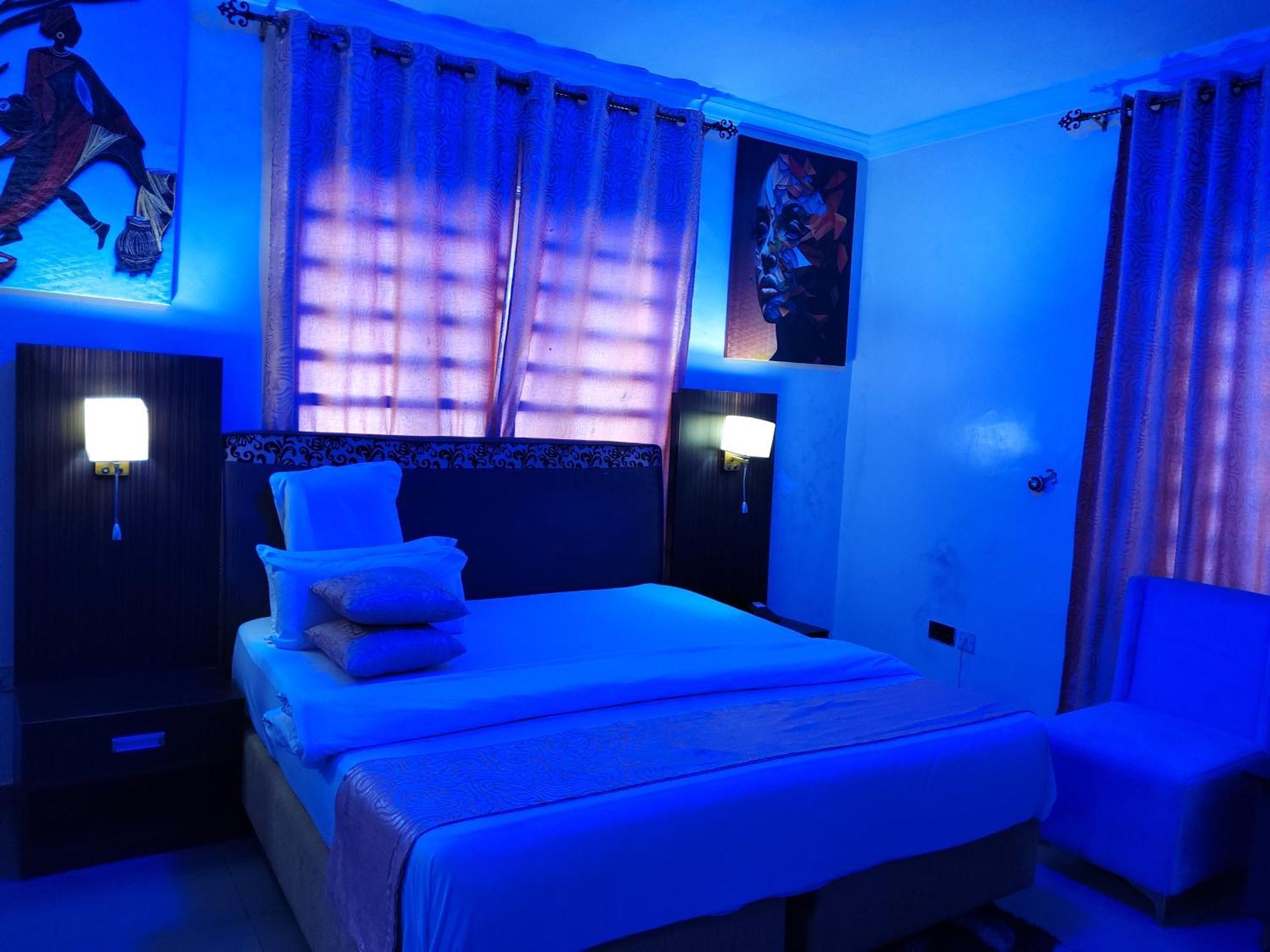 Crownedge Hotels Ikeja Buitenkant foto