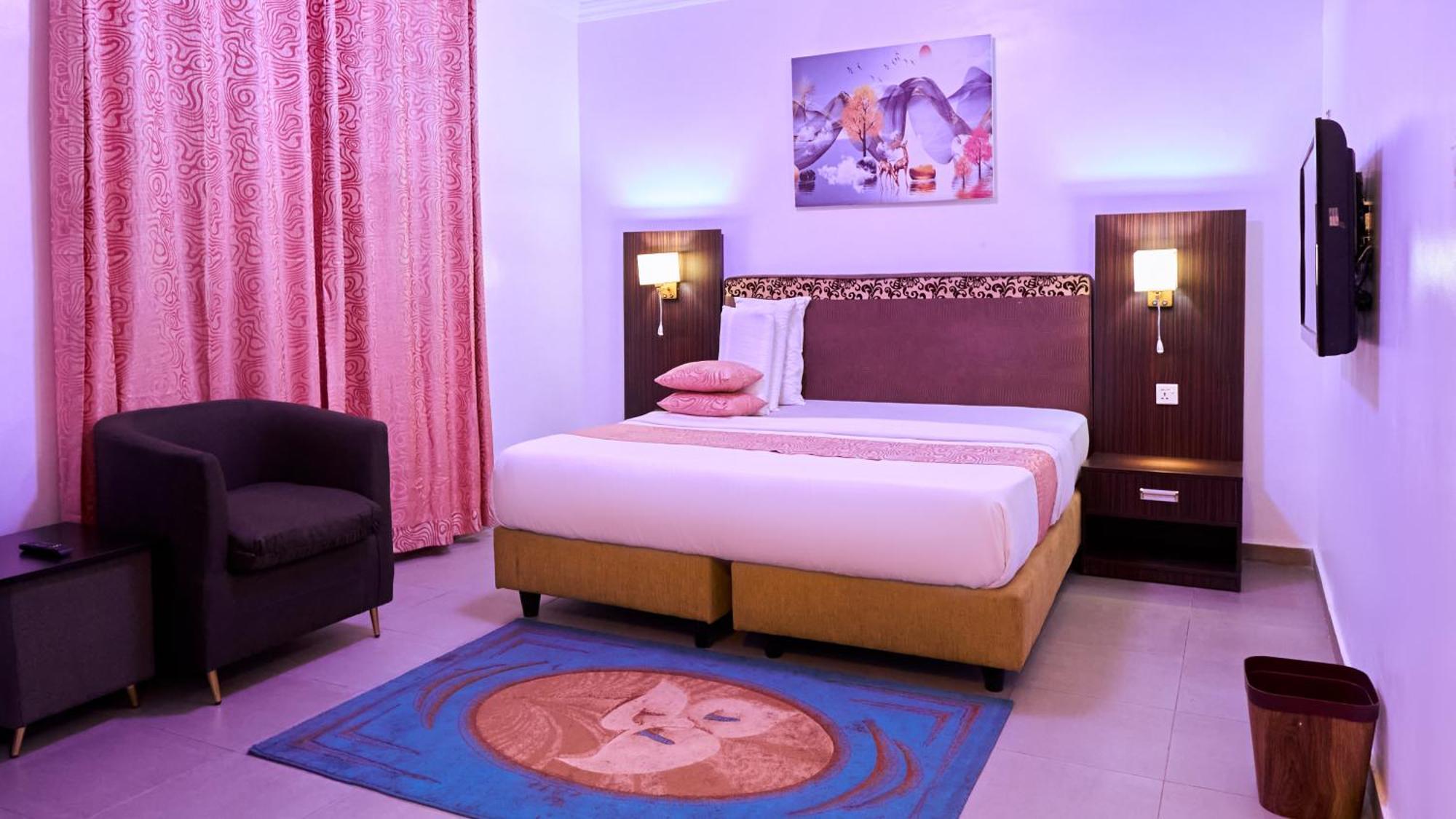 Crownedge Hotels Ikeja Buitenkant foto