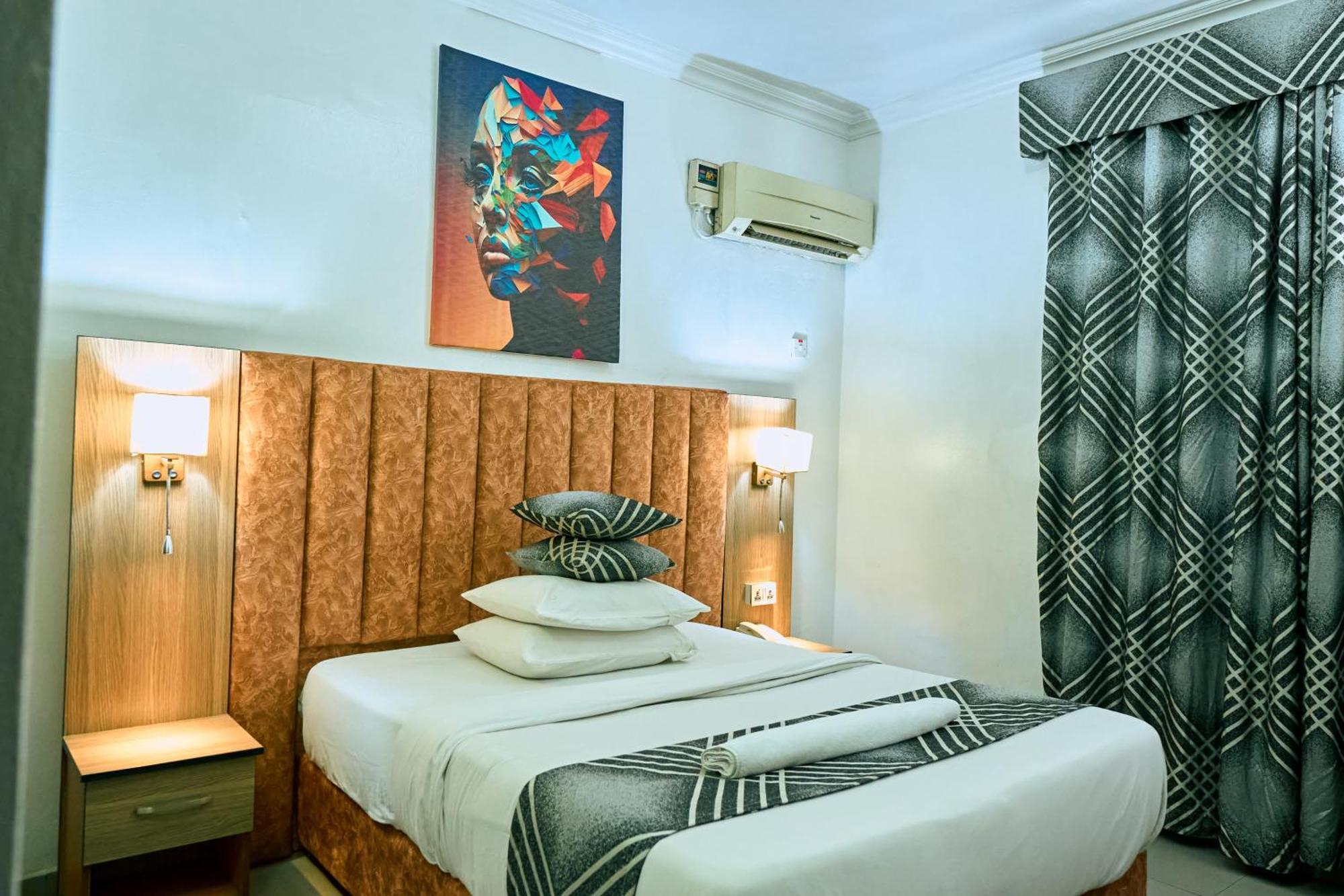 Crownedge Hotels Ikeja Buitenkant foto