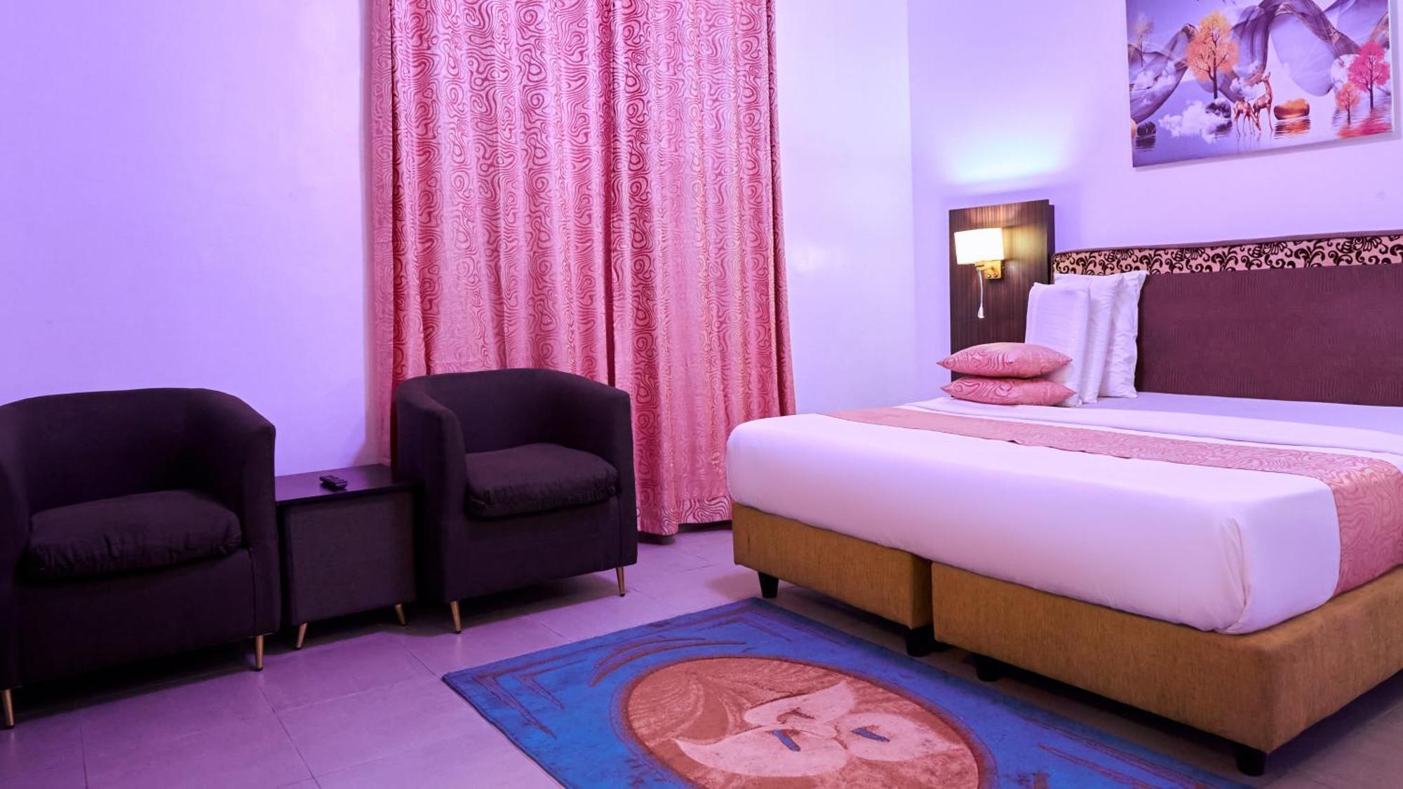 Crownedge Hotels Ikeja Buitenkant foto
