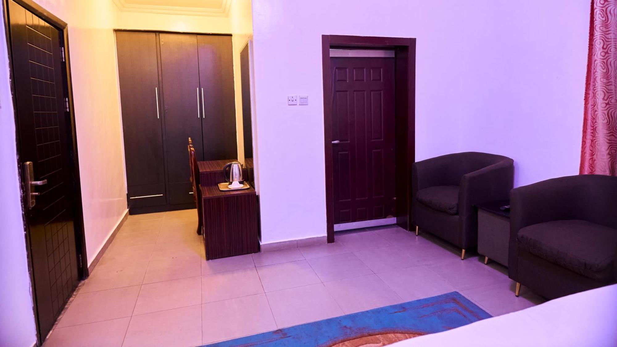 Crownedge Hotels Ikeja Buitenkant foto