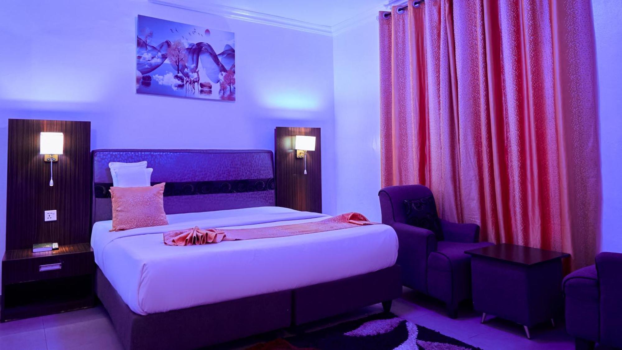 Crownedge Hotels Ikeja Buitenkant foto