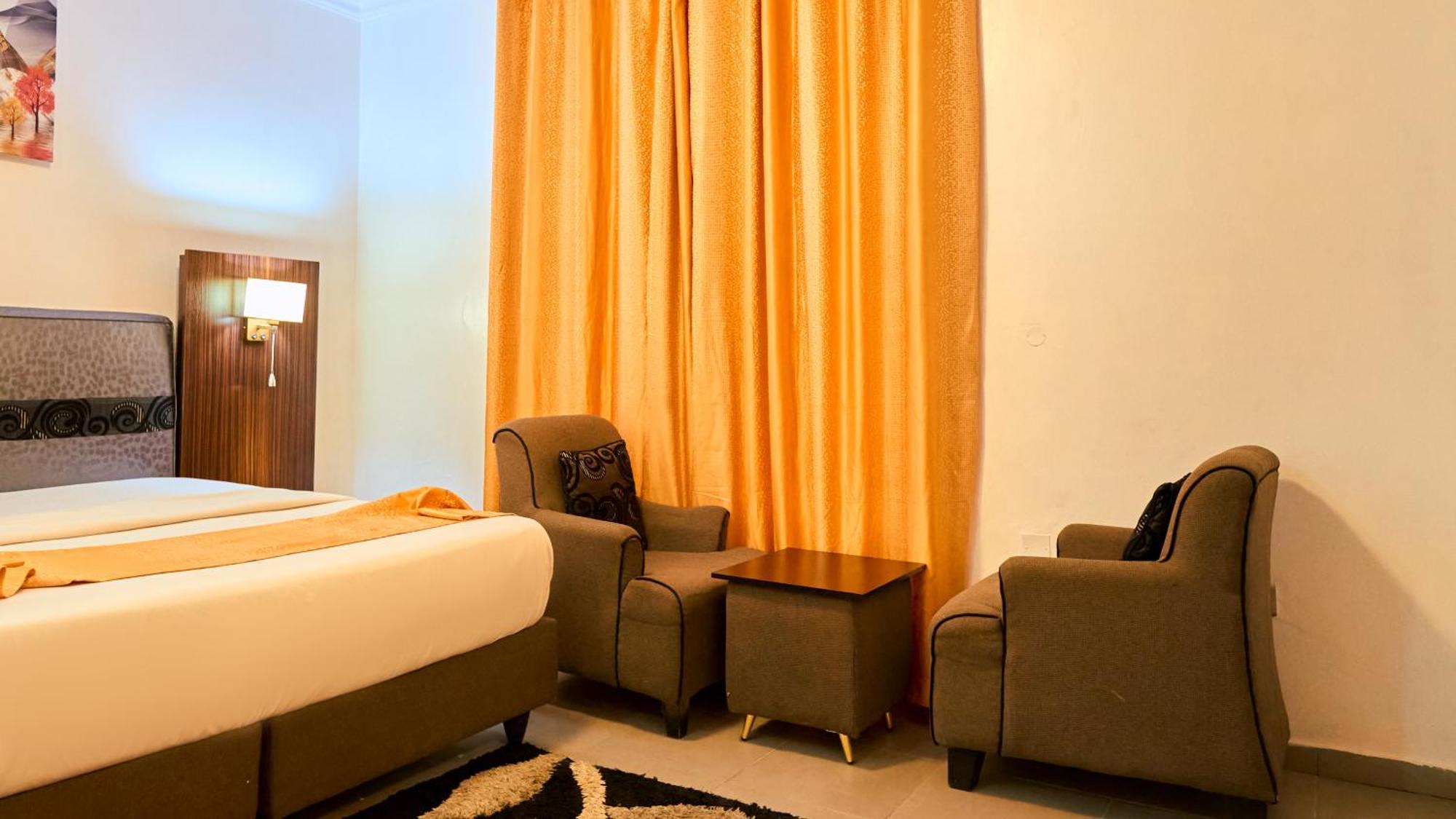 Crownedge Hotels Ikeja Buitenkant foto