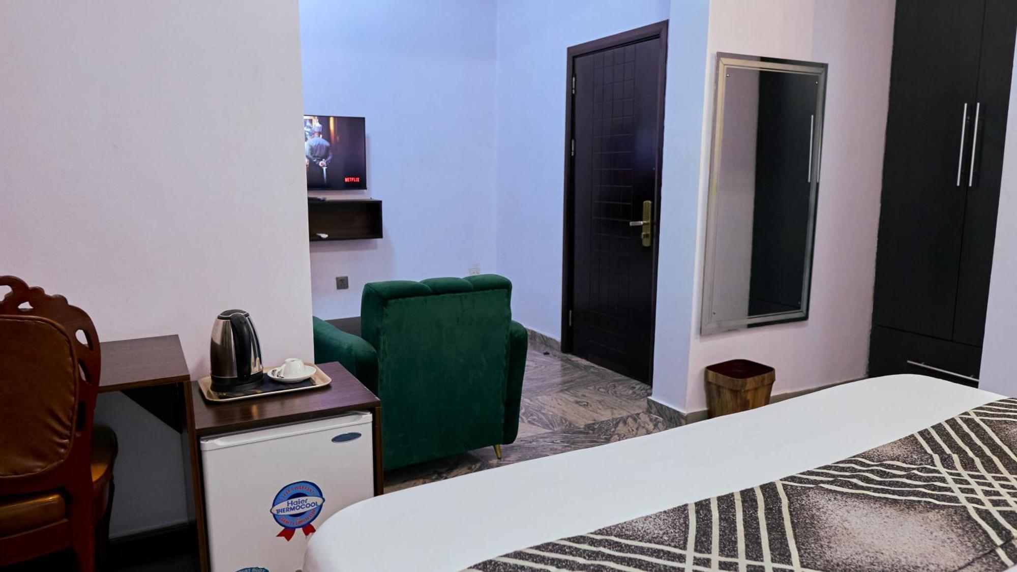 Crownedge Hotels Ikeja Buitenkant foto