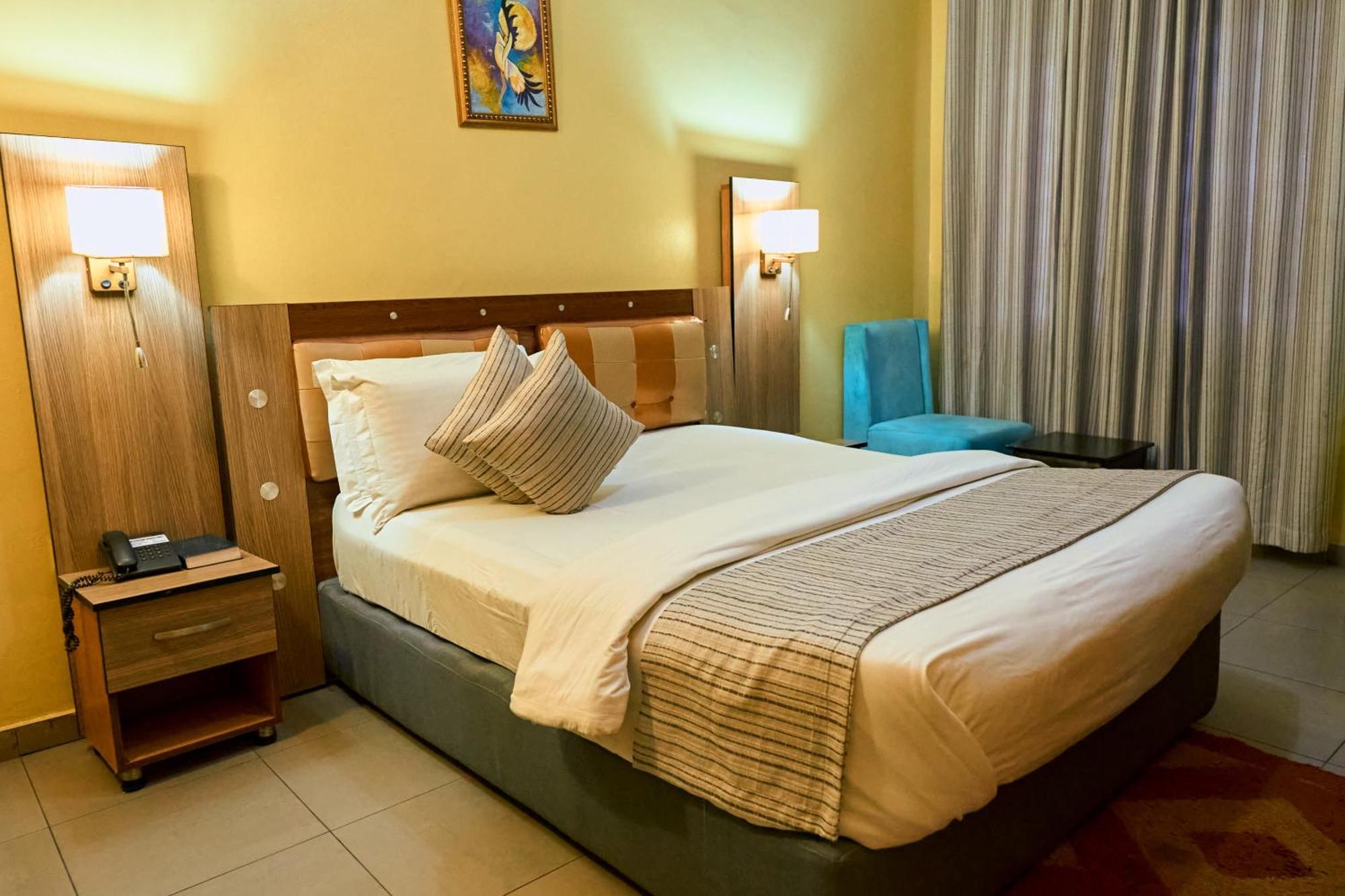 Crownedge Hotels Ikeja Buitenkant foto