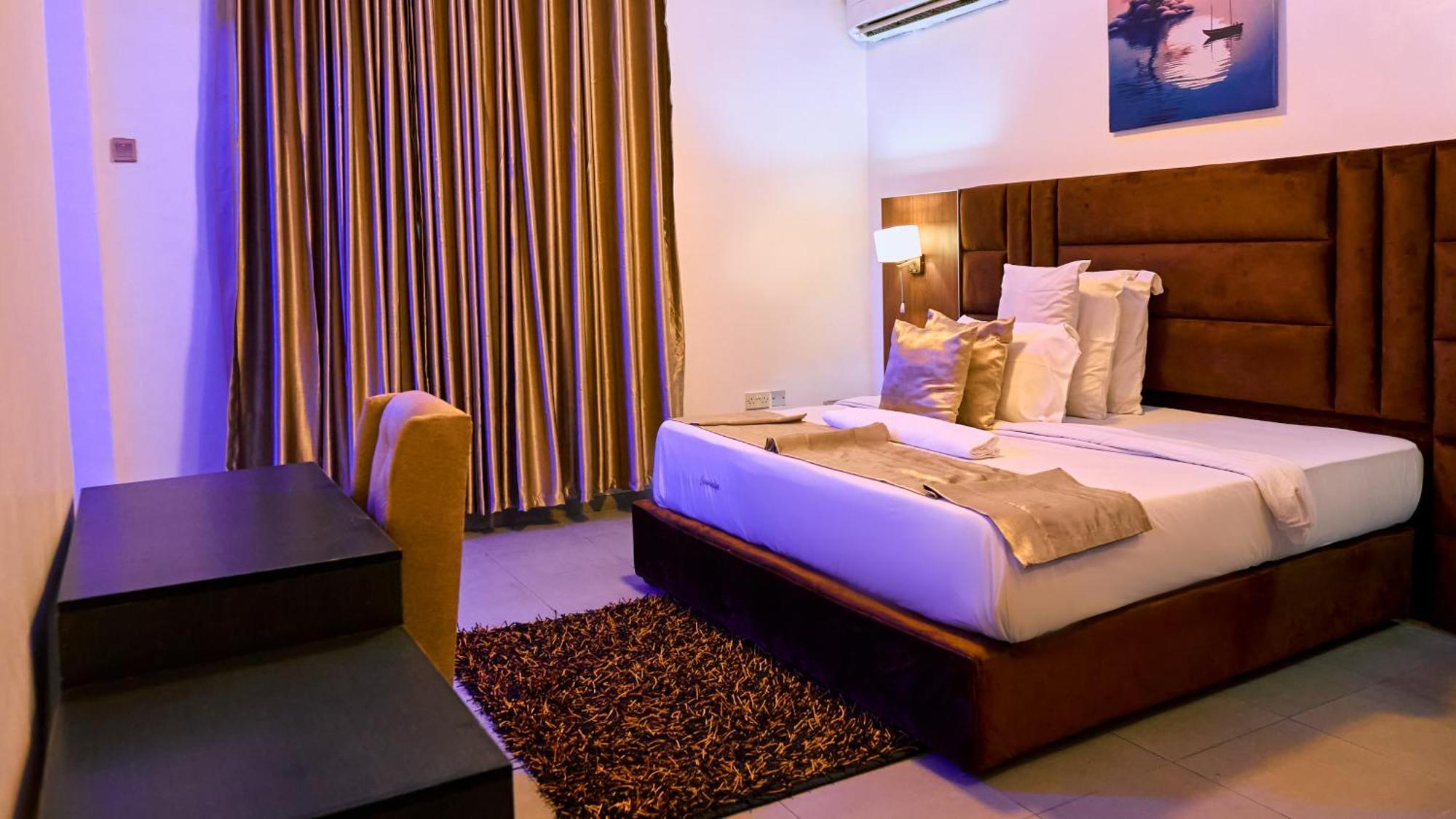 Crownedge Hotels Ikeja Buitenkant foto