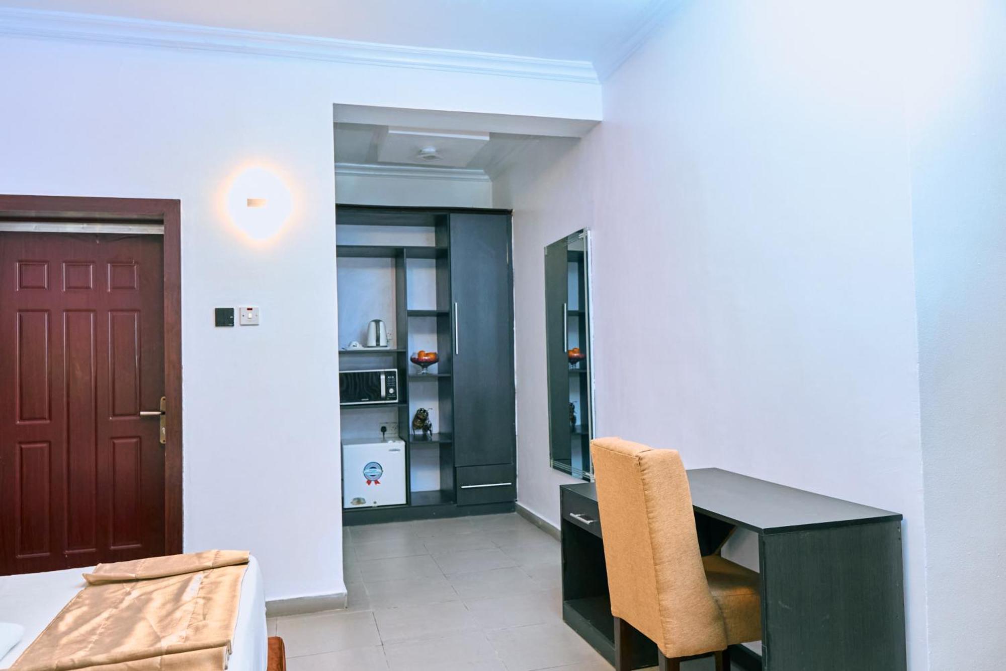 Crownedge Hotels Ikeja Buitenkant foto