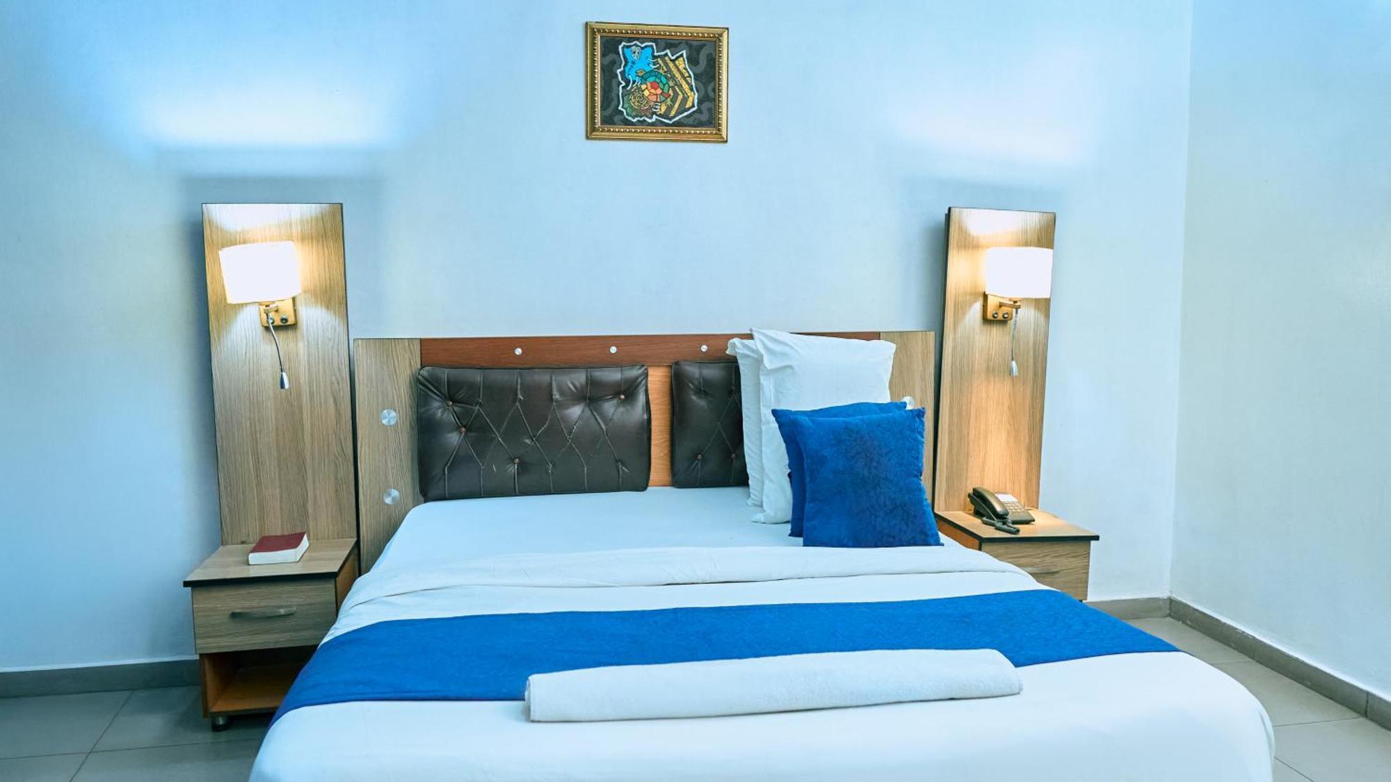 Crownedge Hotels Ikeja Buitenkant foto