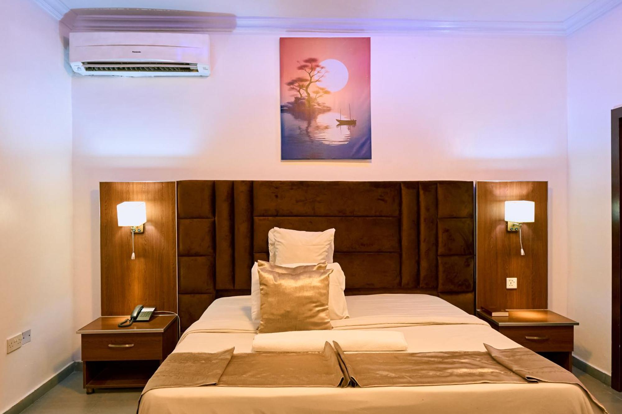 Crownedge Hotels Ikeja Buitenkant foto