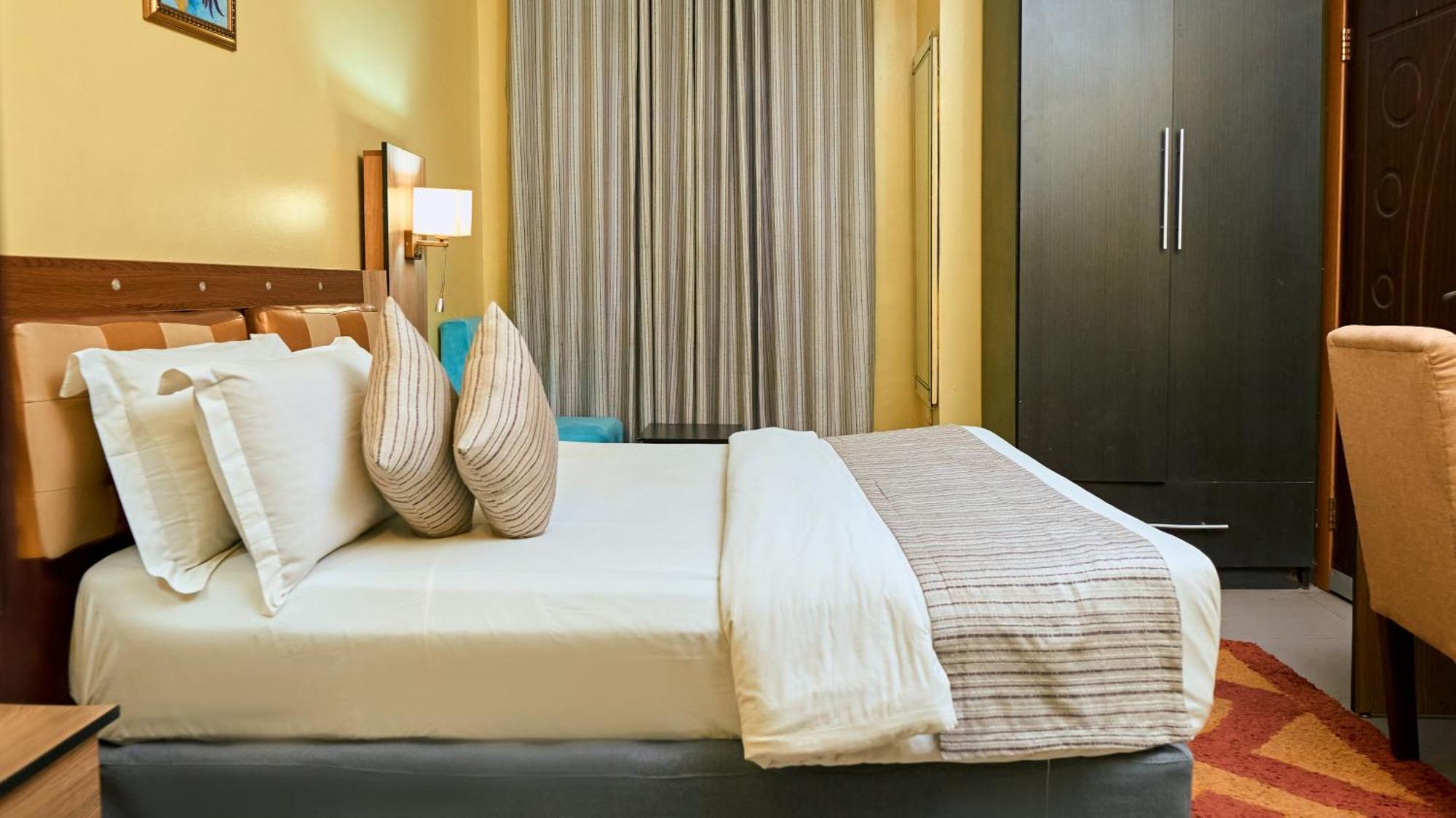 Crownedge Hotels Ikeja Buitenkant foto