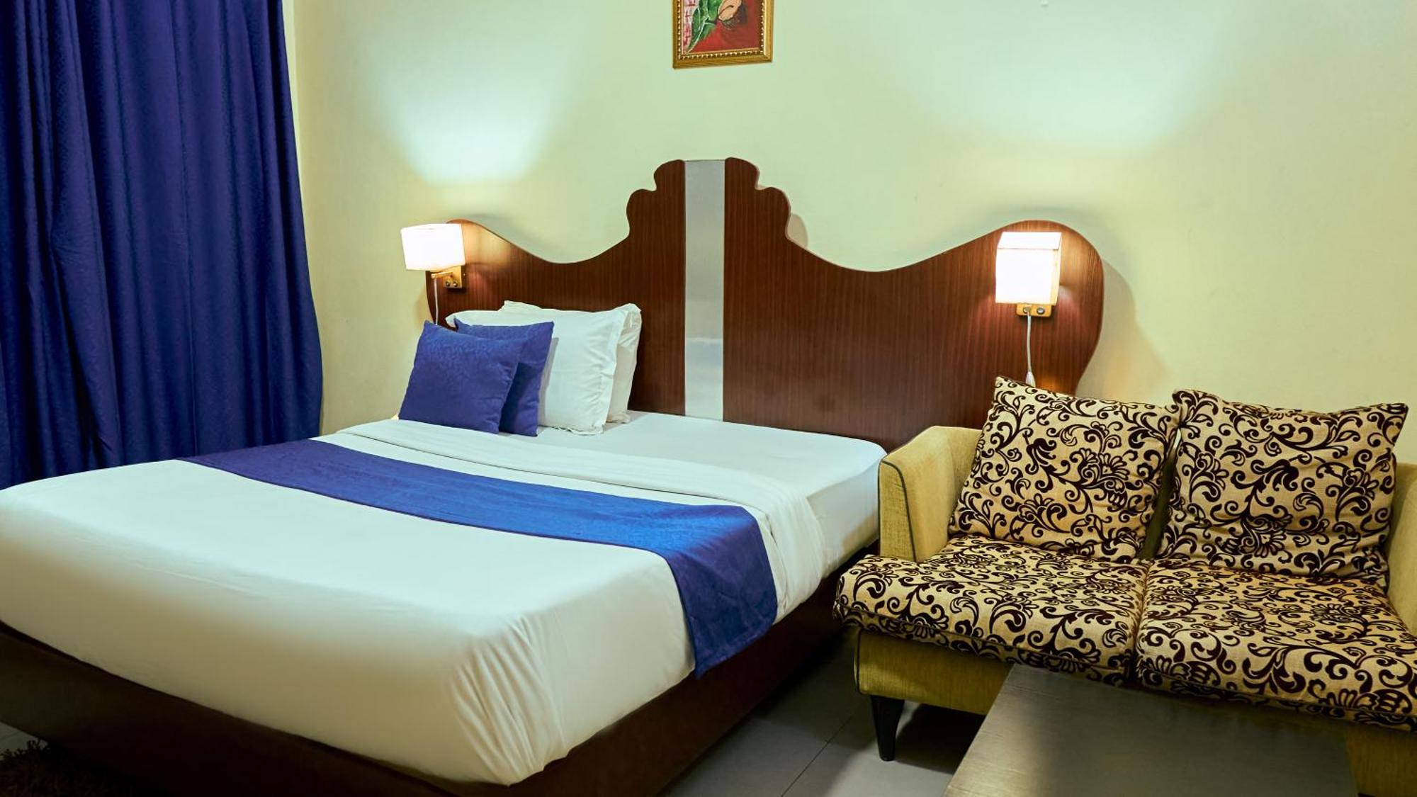Crownedge Hotels Ikeja Buitenkant foto