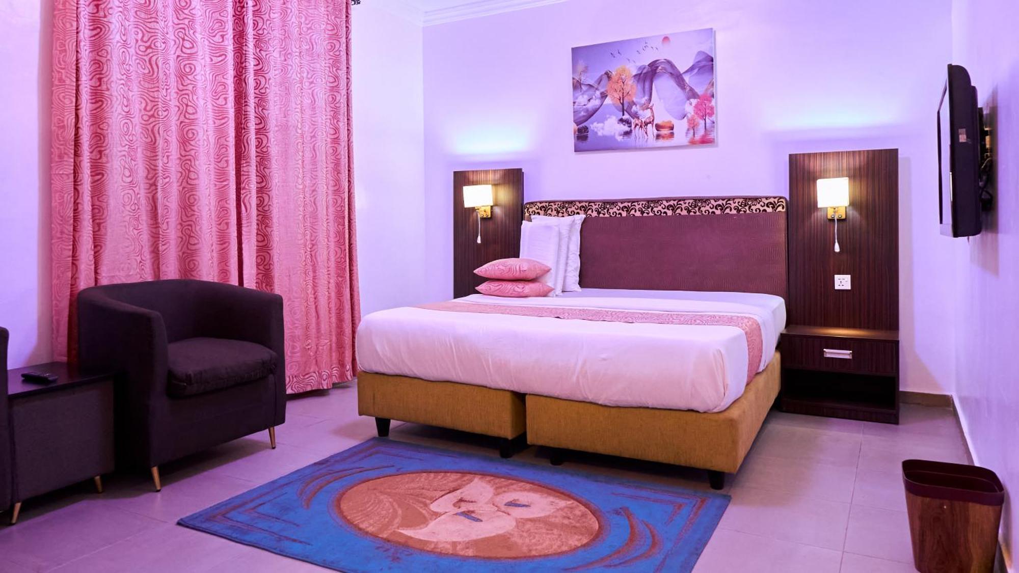 Crownedge Hotels Ikeja Buitenkant foto