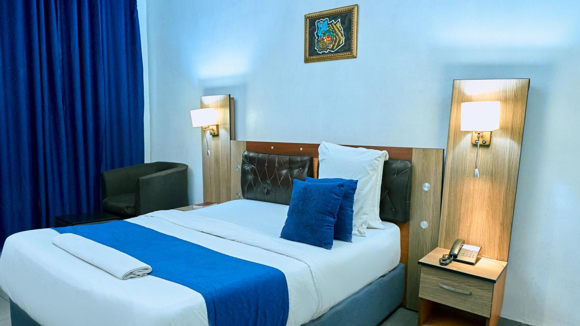 Crownedge Hotels Ikeja Buitenkant foto