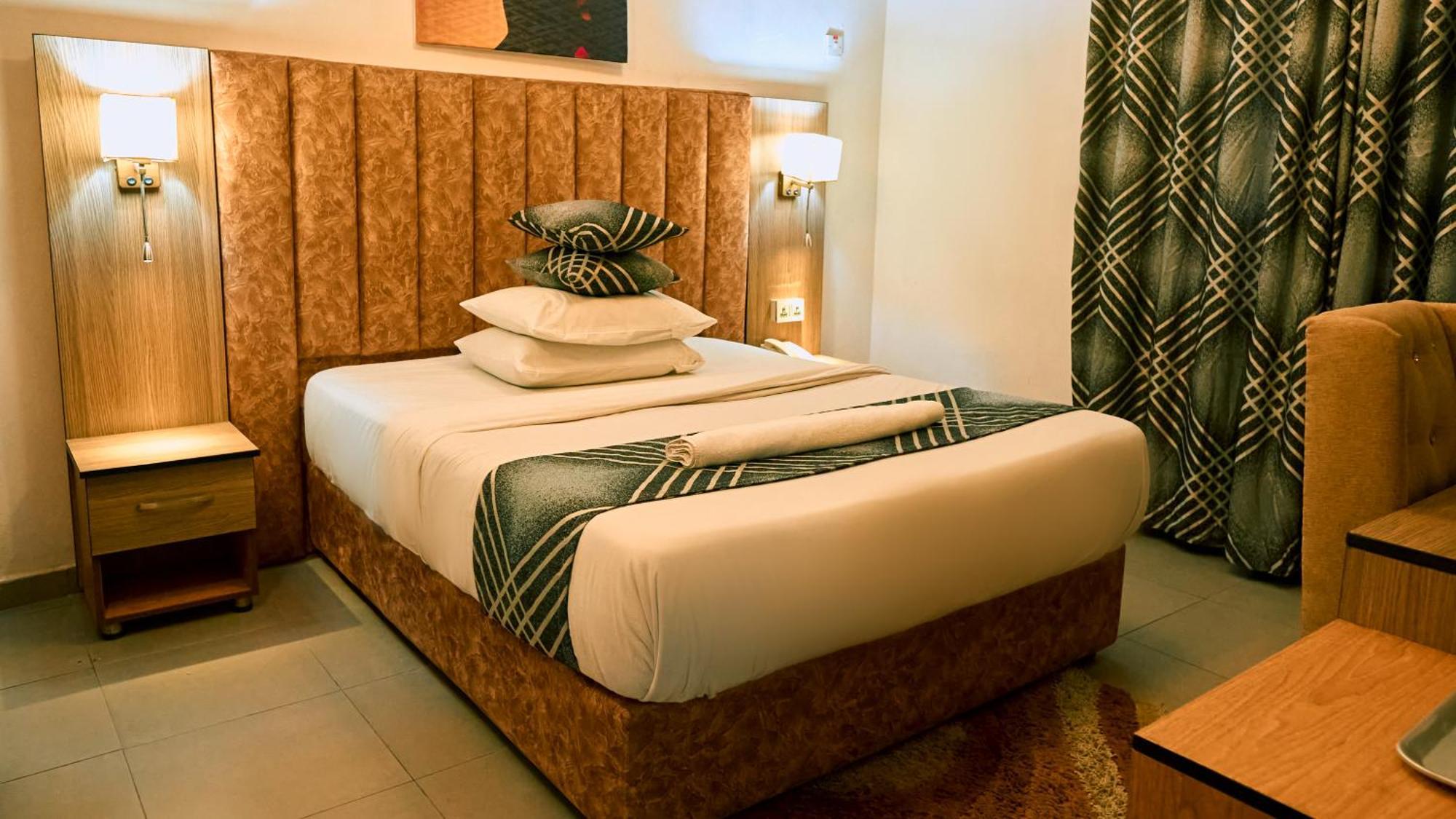 Crownedge Hotels Ikeja Buitenkant foto