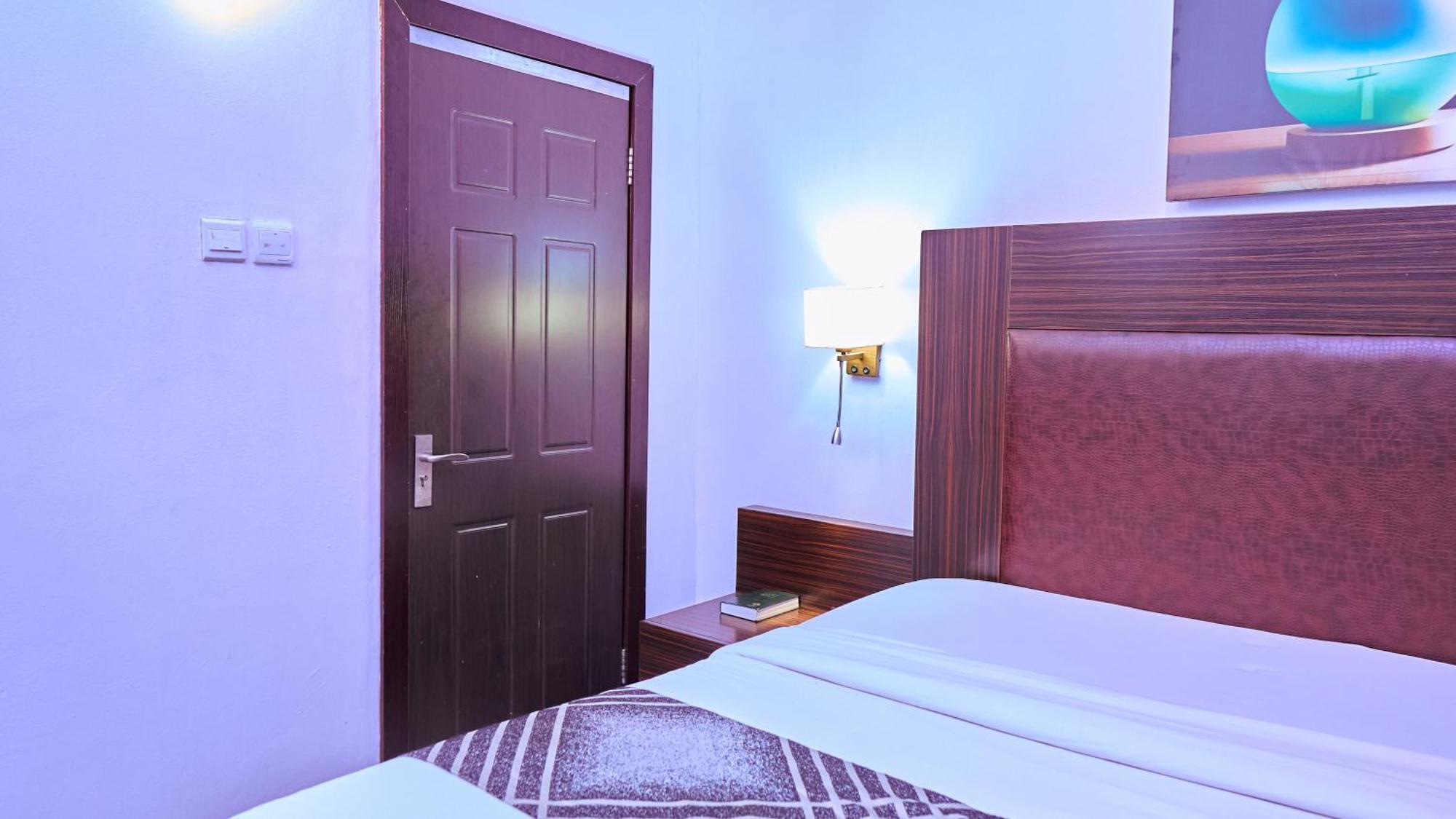 Crownedge Hotels Ikeja Buitenkant foto