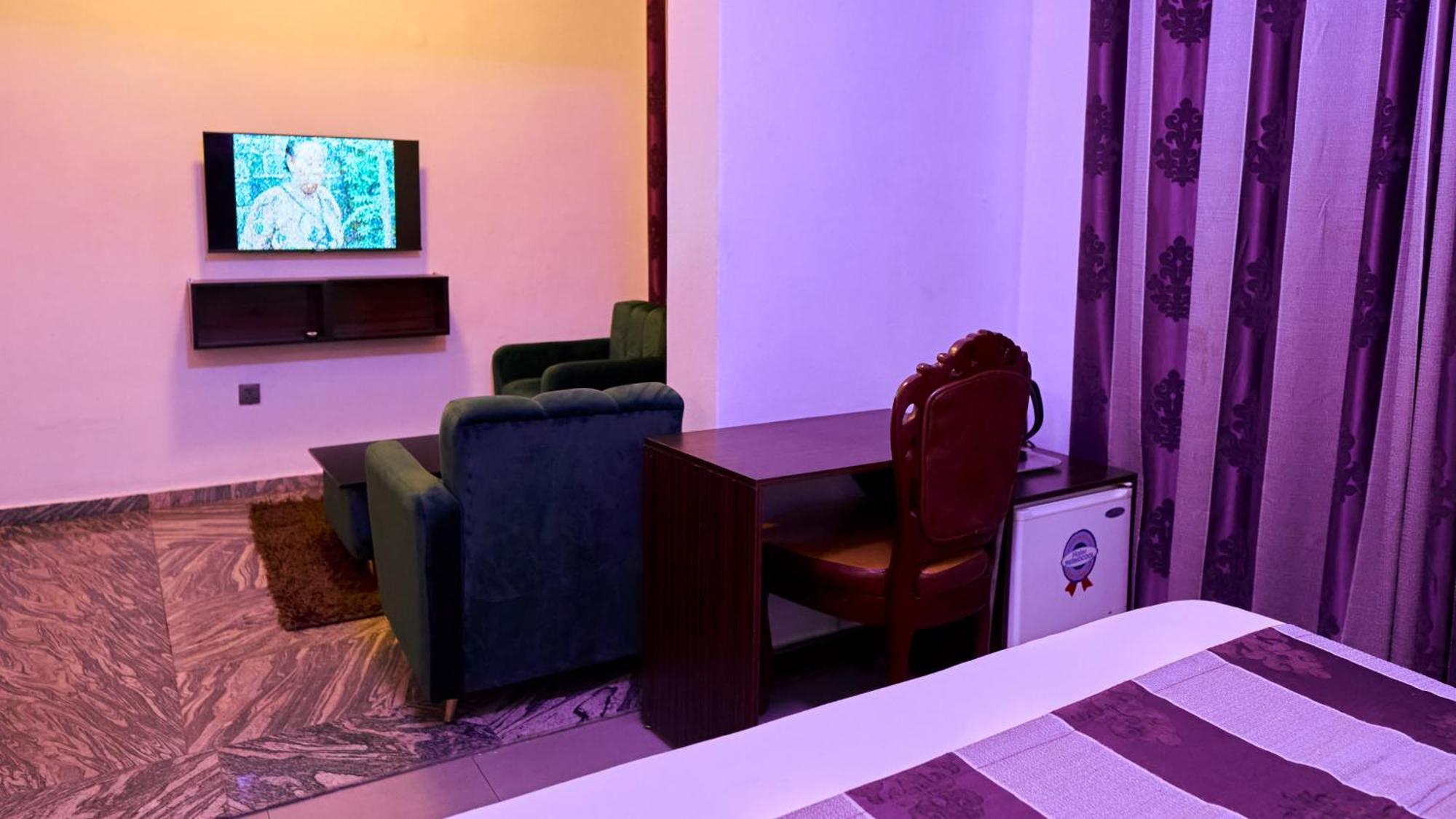 Crownedge Hotels Ikeja Buitenkant foto