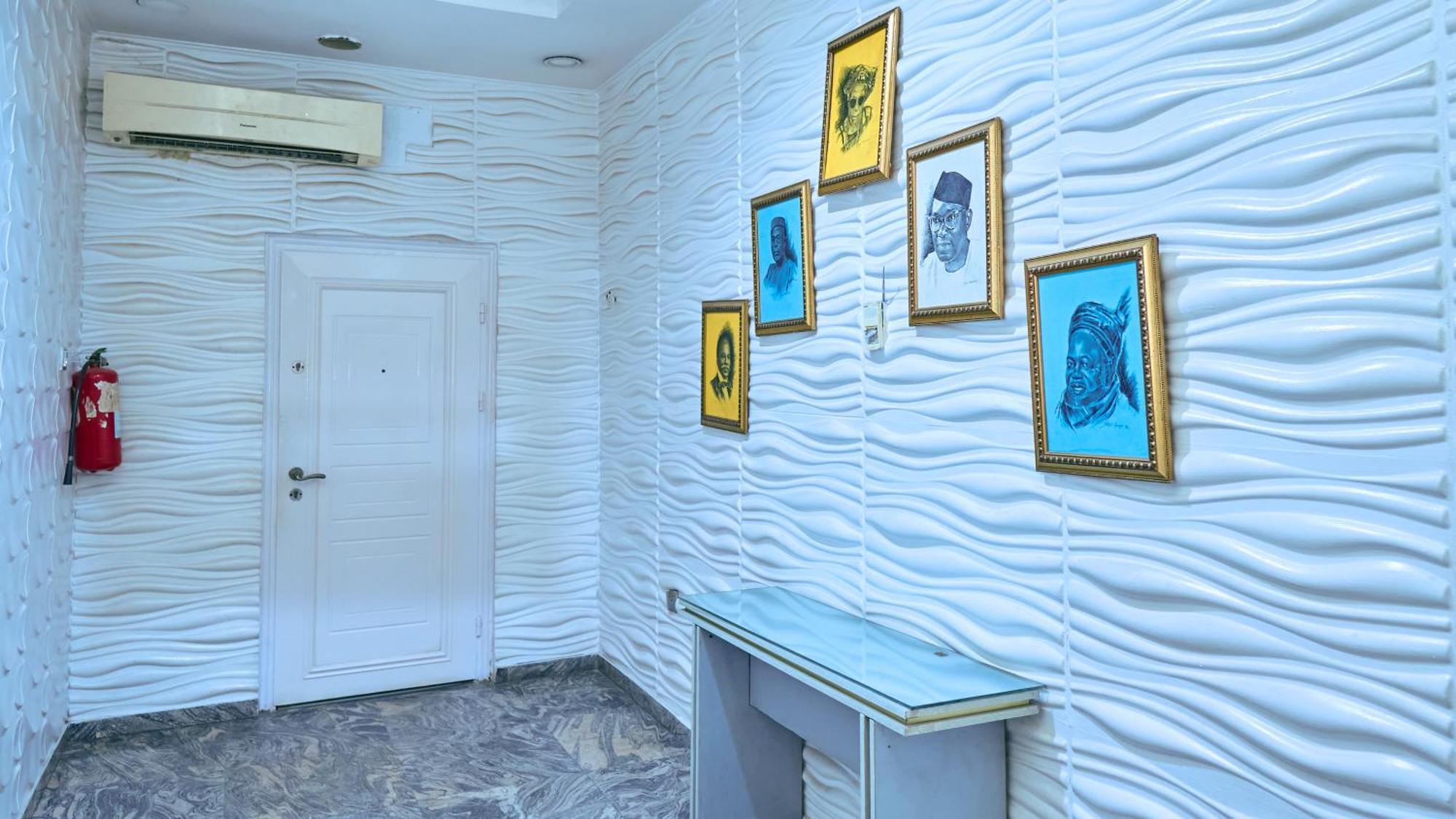 Crownedge Hotels Ikeja Buitenkant foto