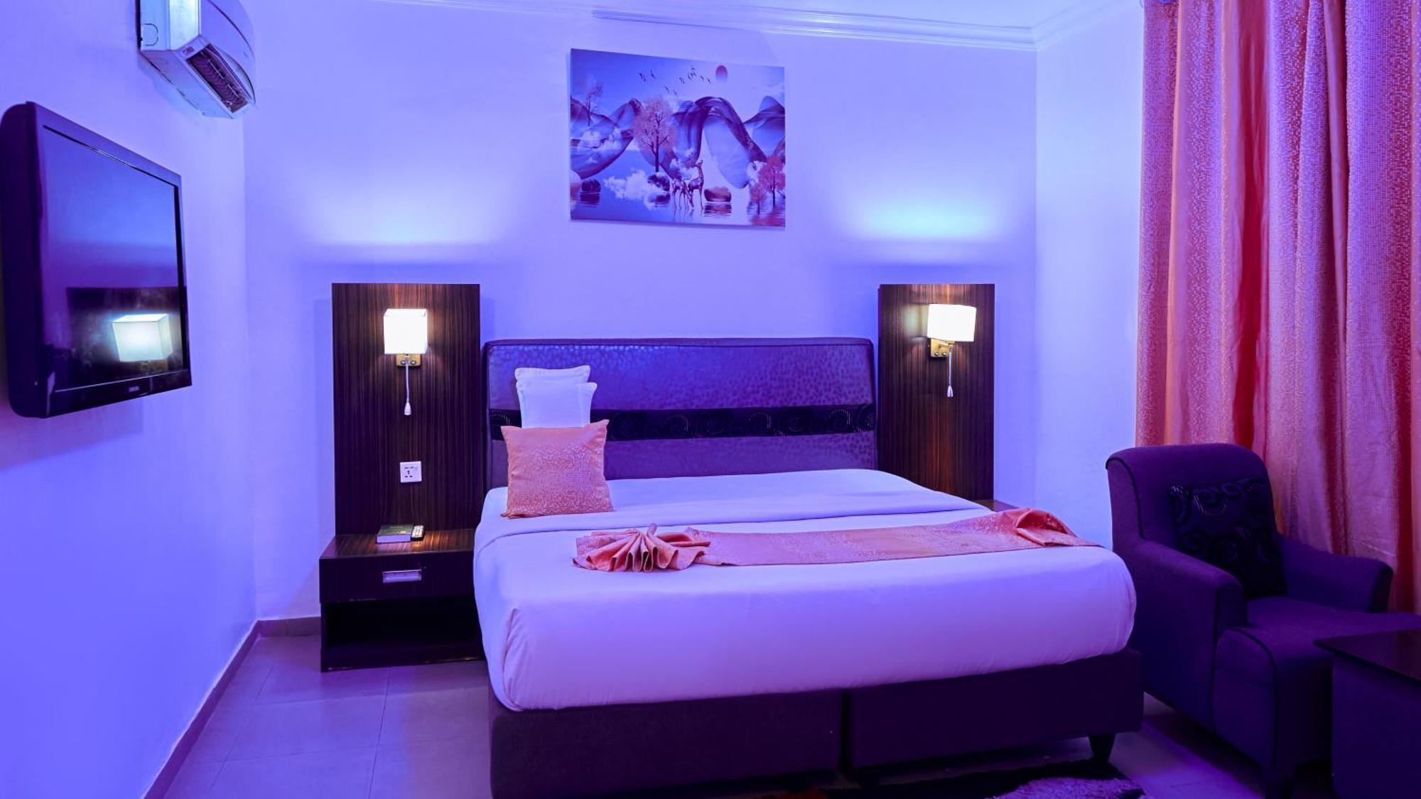 Crownedge Hotels Ikeja Buitenkant foto