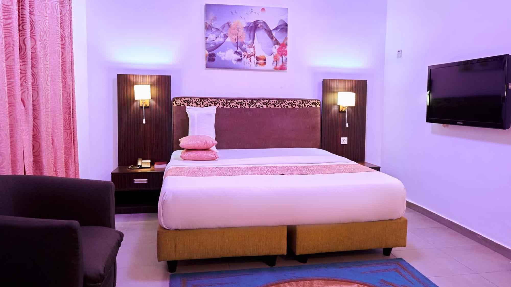 Crownedge Hotels Ikeja Buitenkant foto