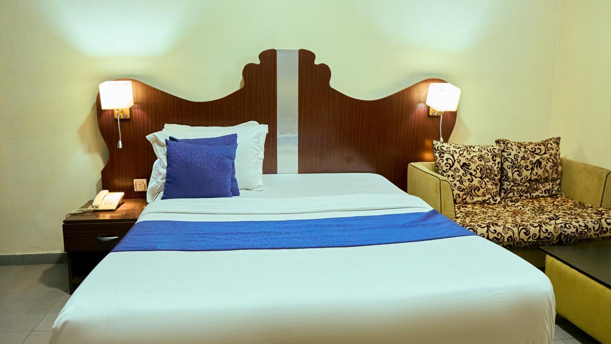 Crownedge Hotels Ikeja Buitenkant foto
