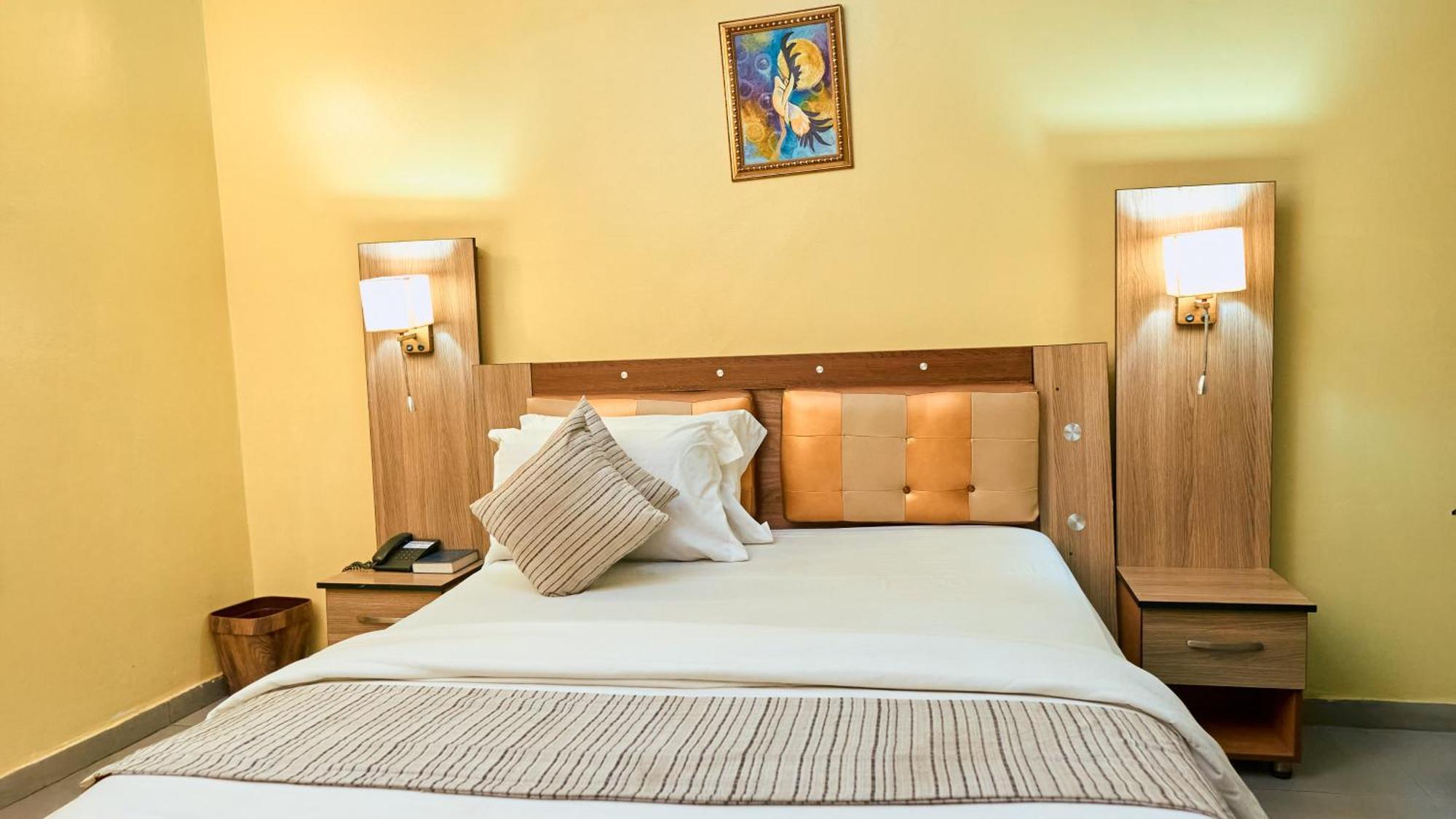 Crownedge Hotels Ikeja Buitenkant foto