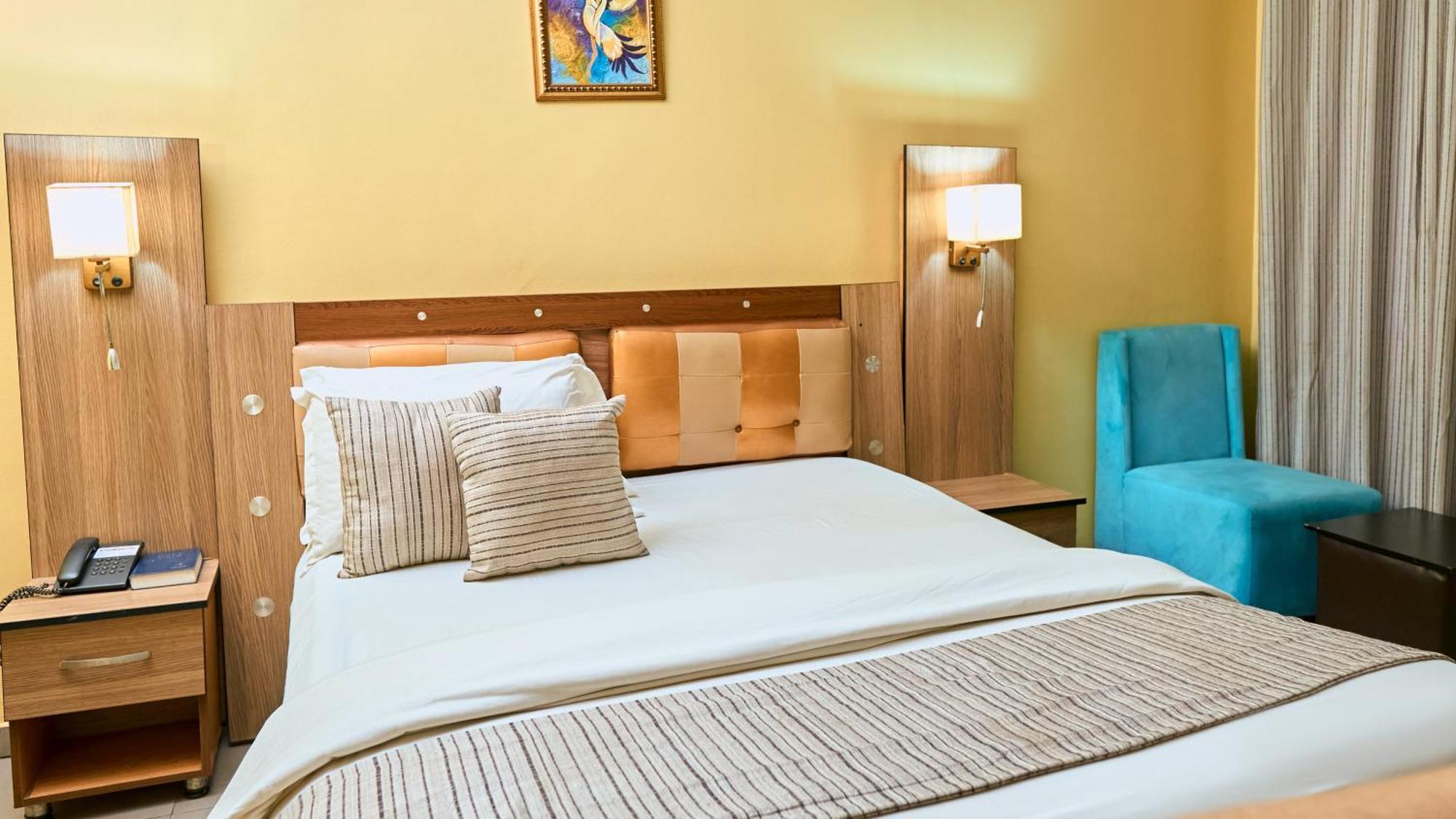 Crownedge Hotels Ikeja Buitenkant foto