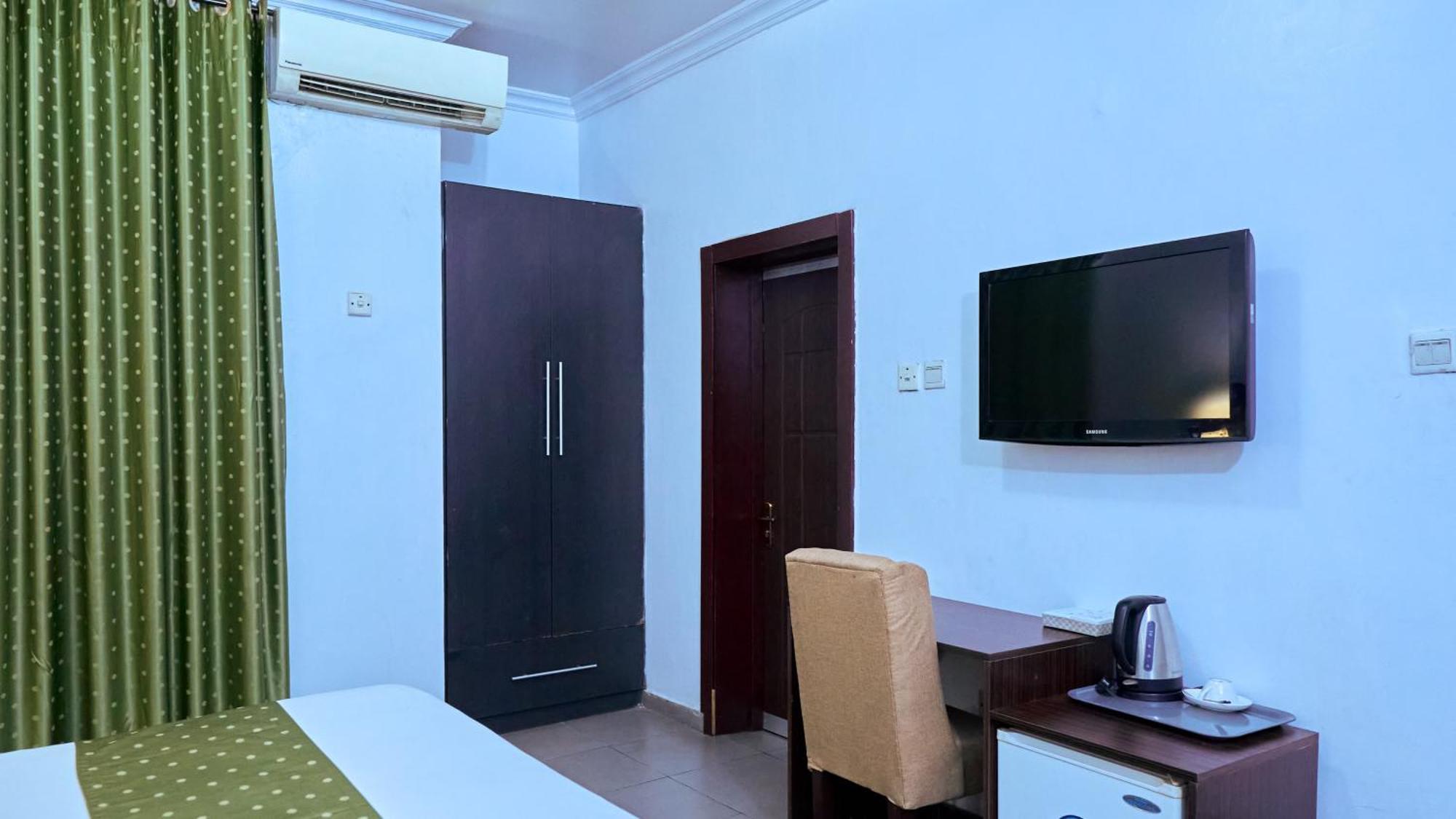 Crownedge Hotels Ikeja Buitenkant foto