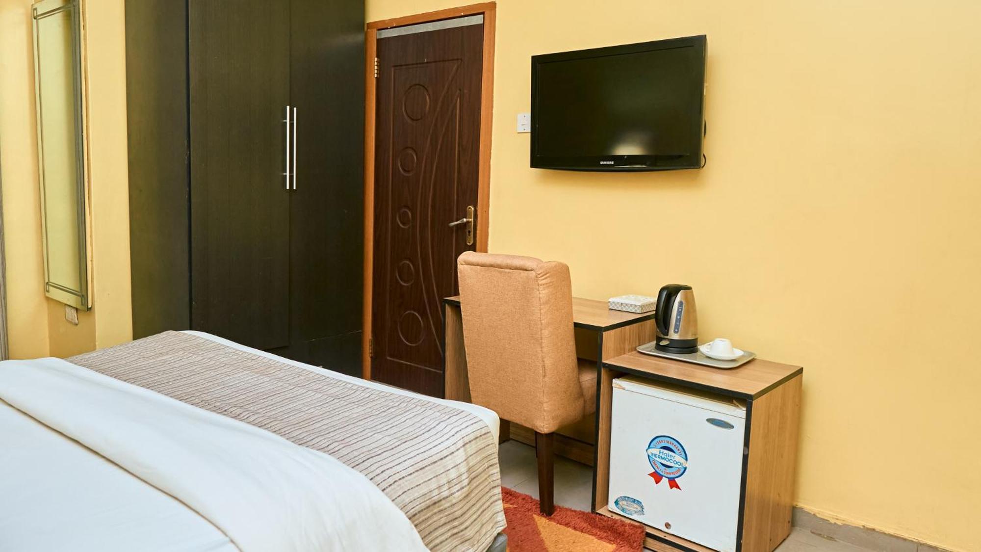Crownedge Hotels Ikeja Buitenkant foto