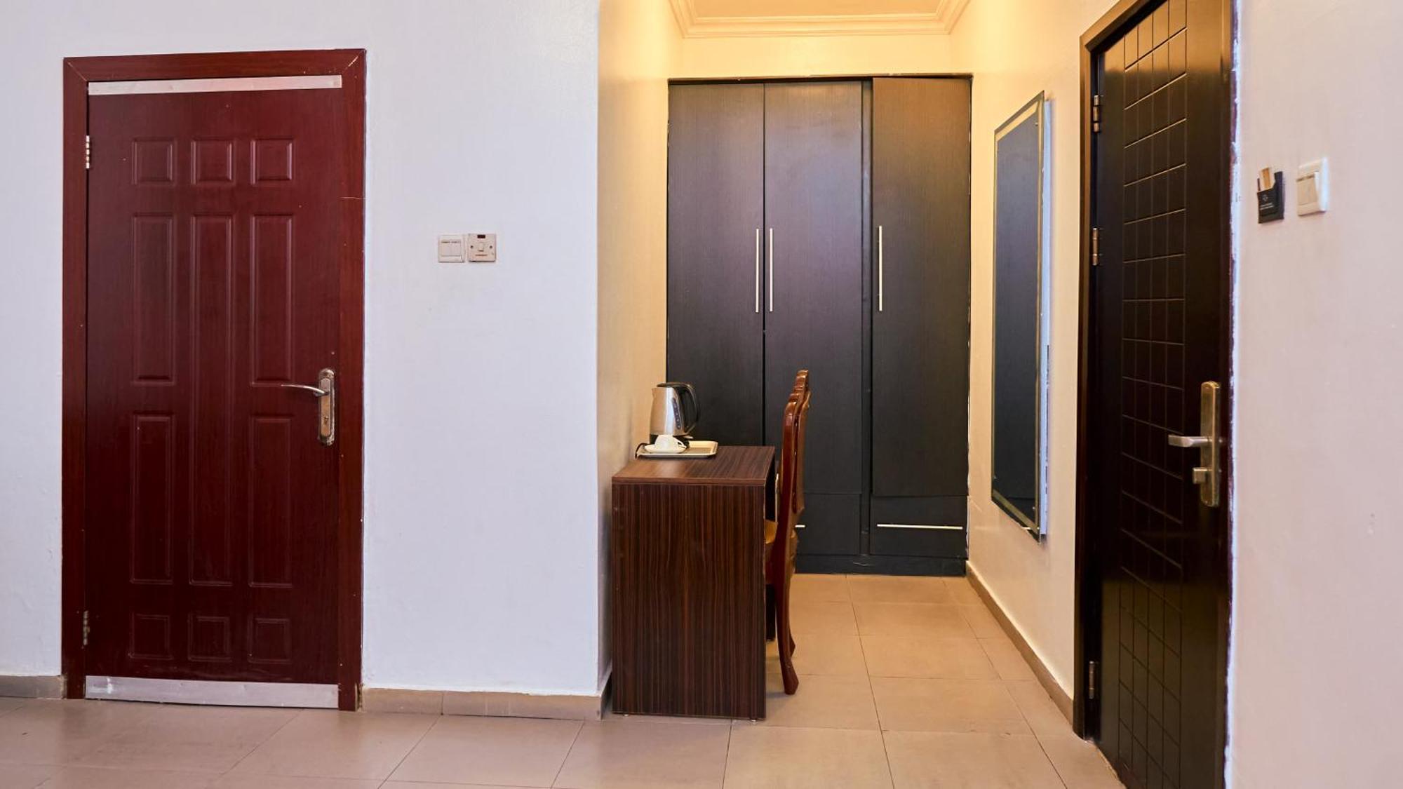 Crownedge Hotels Ikeja Buitenkant foto