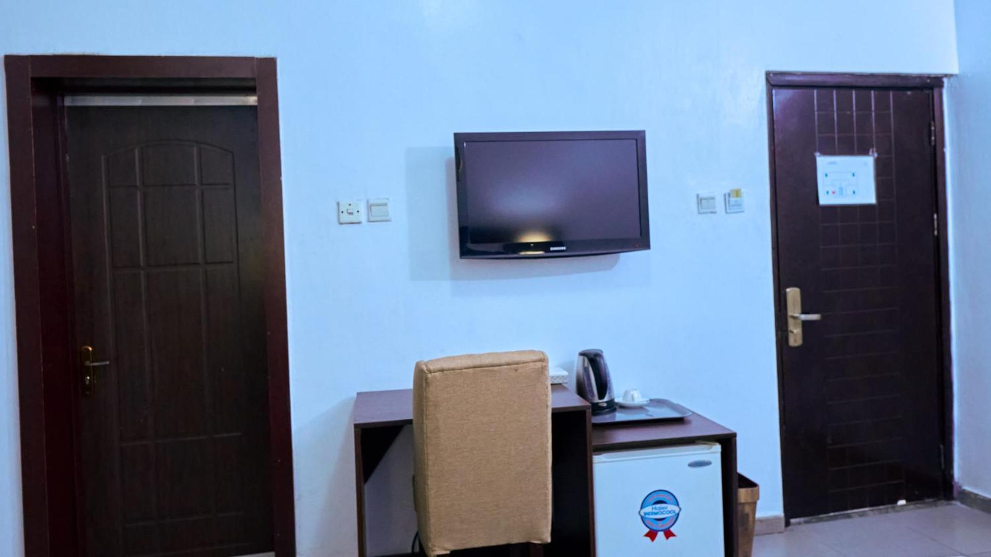 Crownedge Hotels Ikeja Buitenkant foto