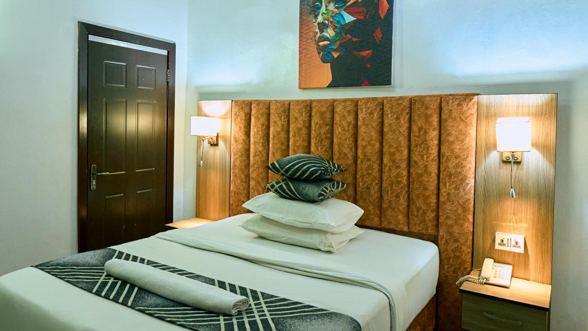 Crownedge Hotels Ikeja Buitenkant foto