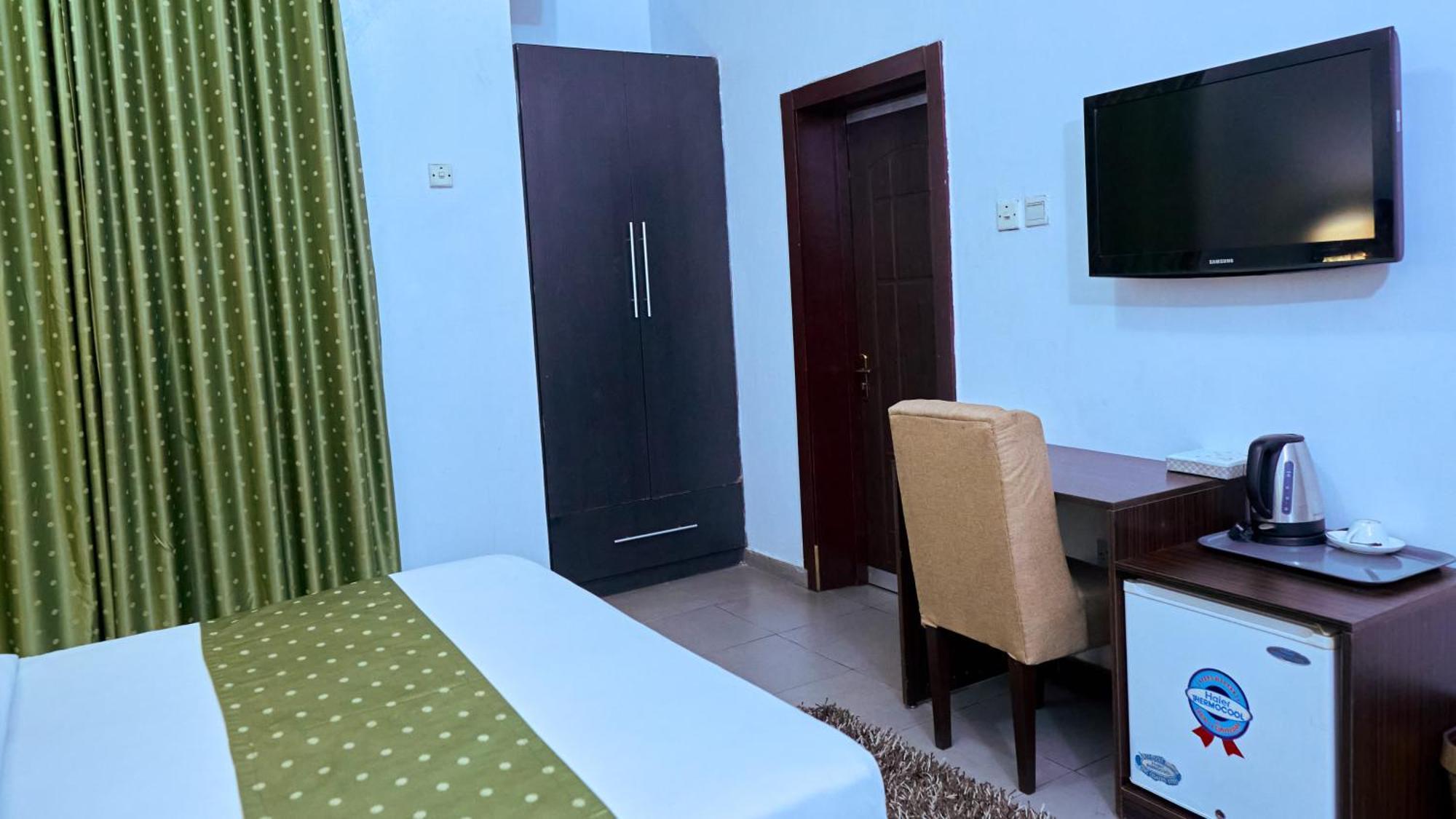 Crownedge Hotels Ikeja Buitenkant foto