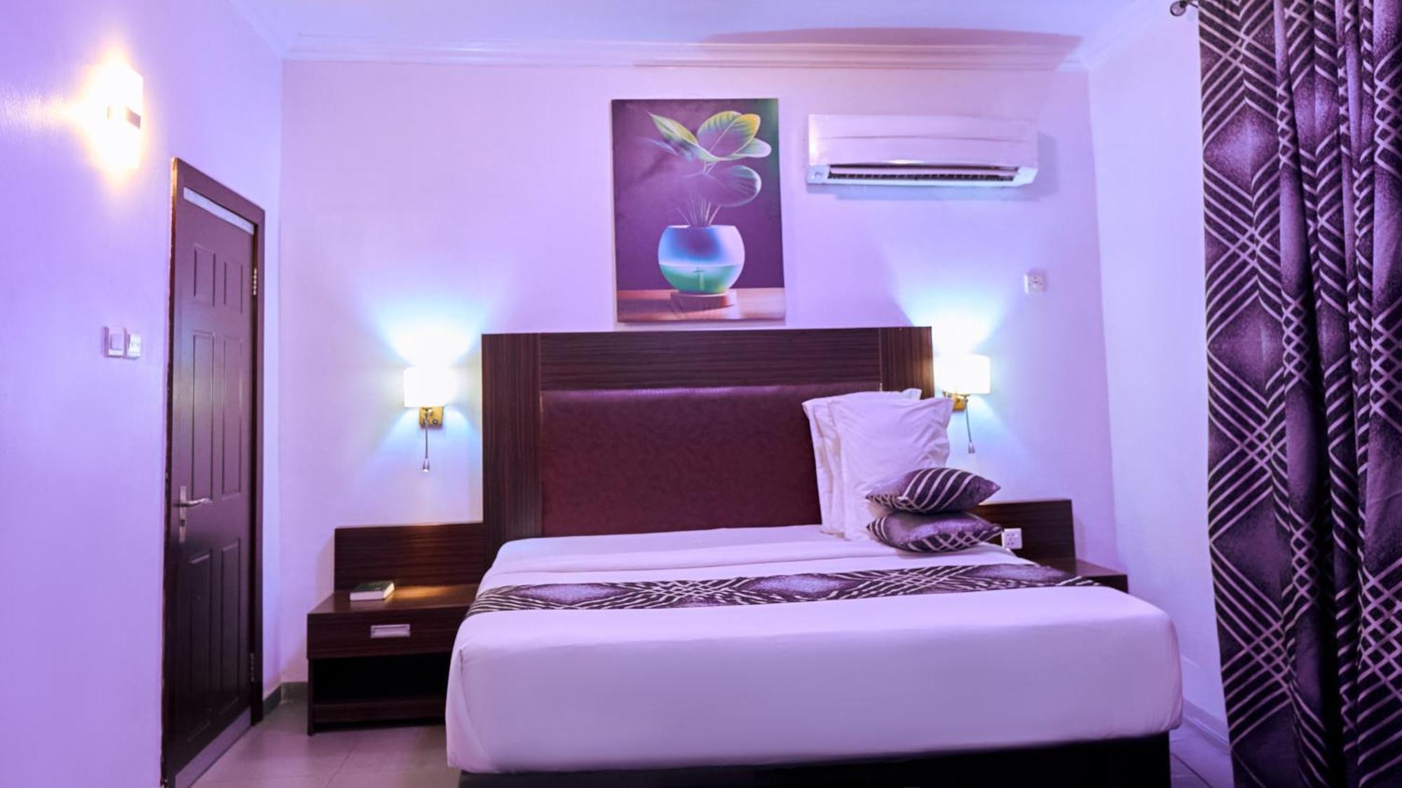Crownedge Hotels Ikeja Buitenkant foto