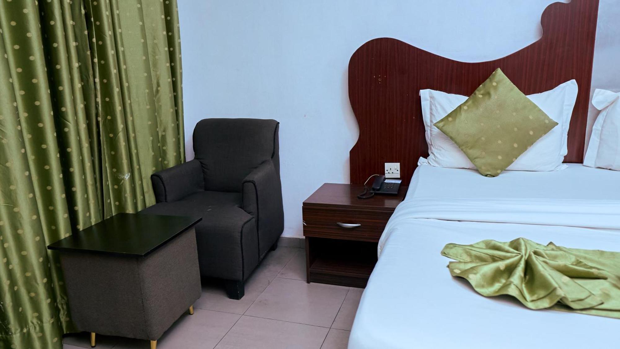 Crownedge Hotels Ikeja Buitenkant foto