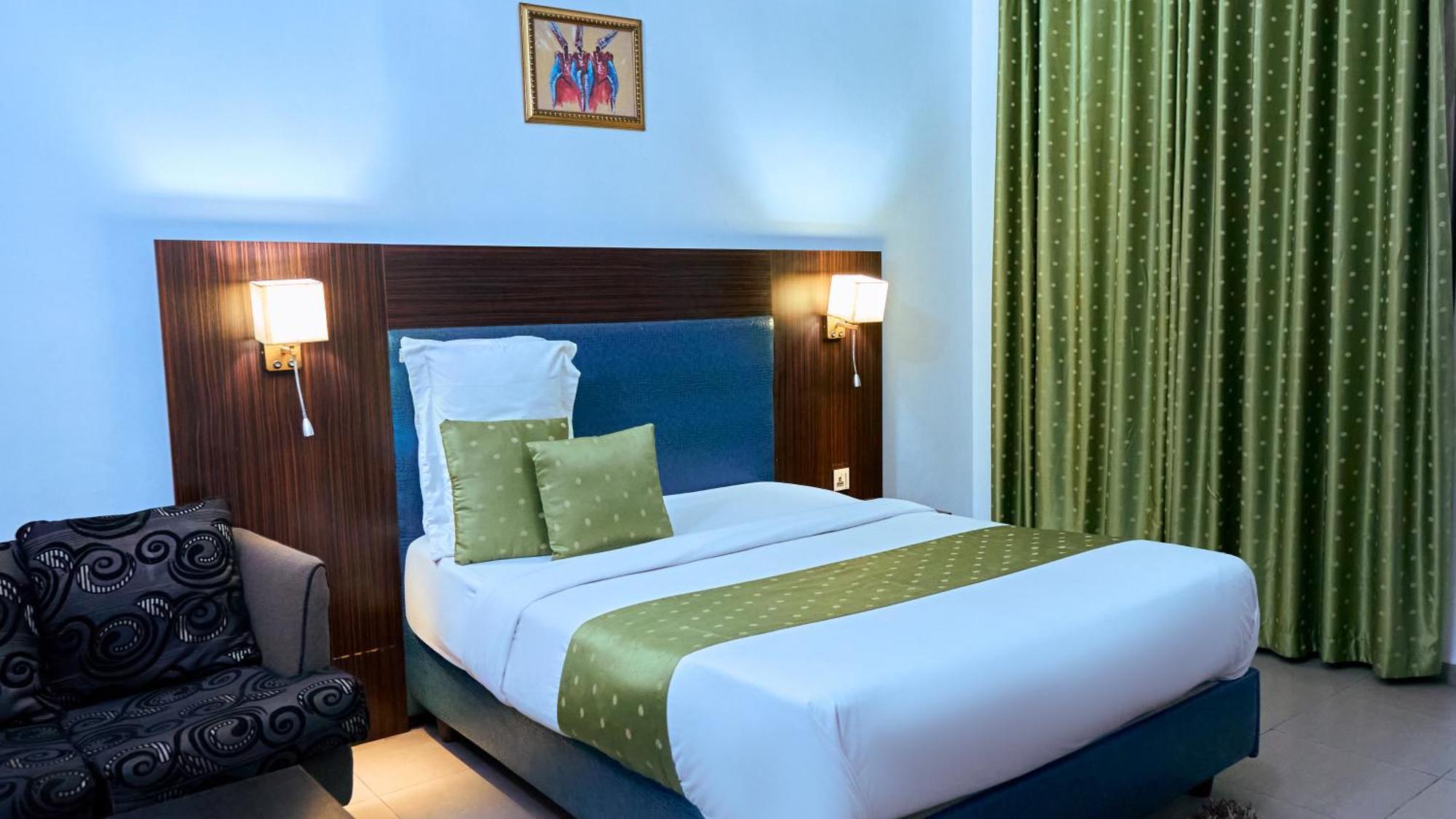 Crownedge Hotels Ikeja Buitenkant foto