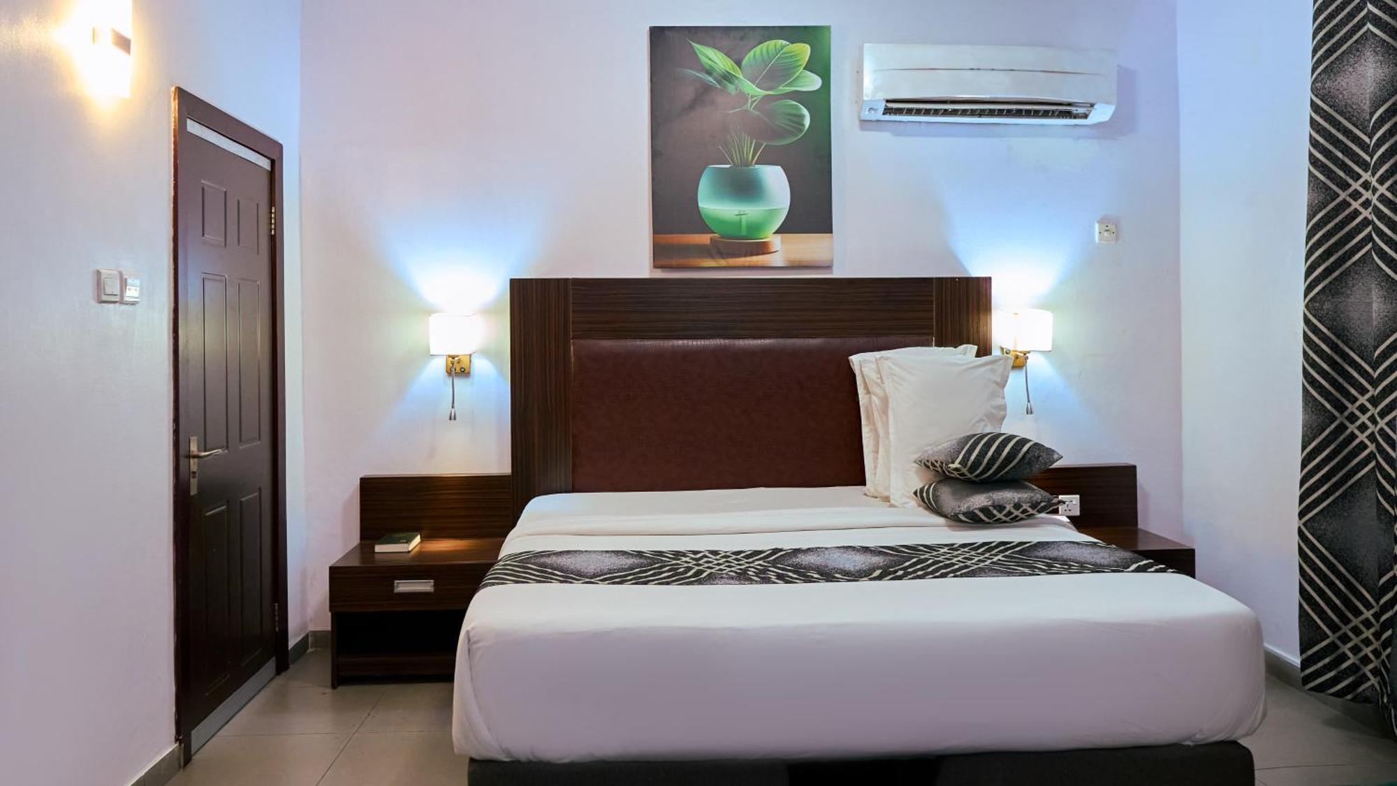 Crownedge Hotels Ikeja Buitenkant foto